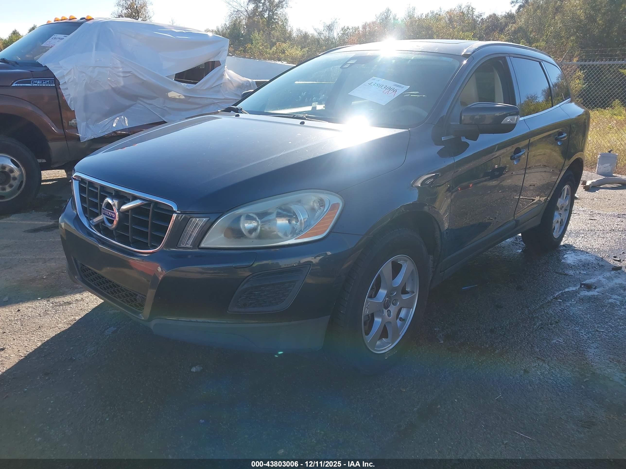 VOLVO XC60 image 2