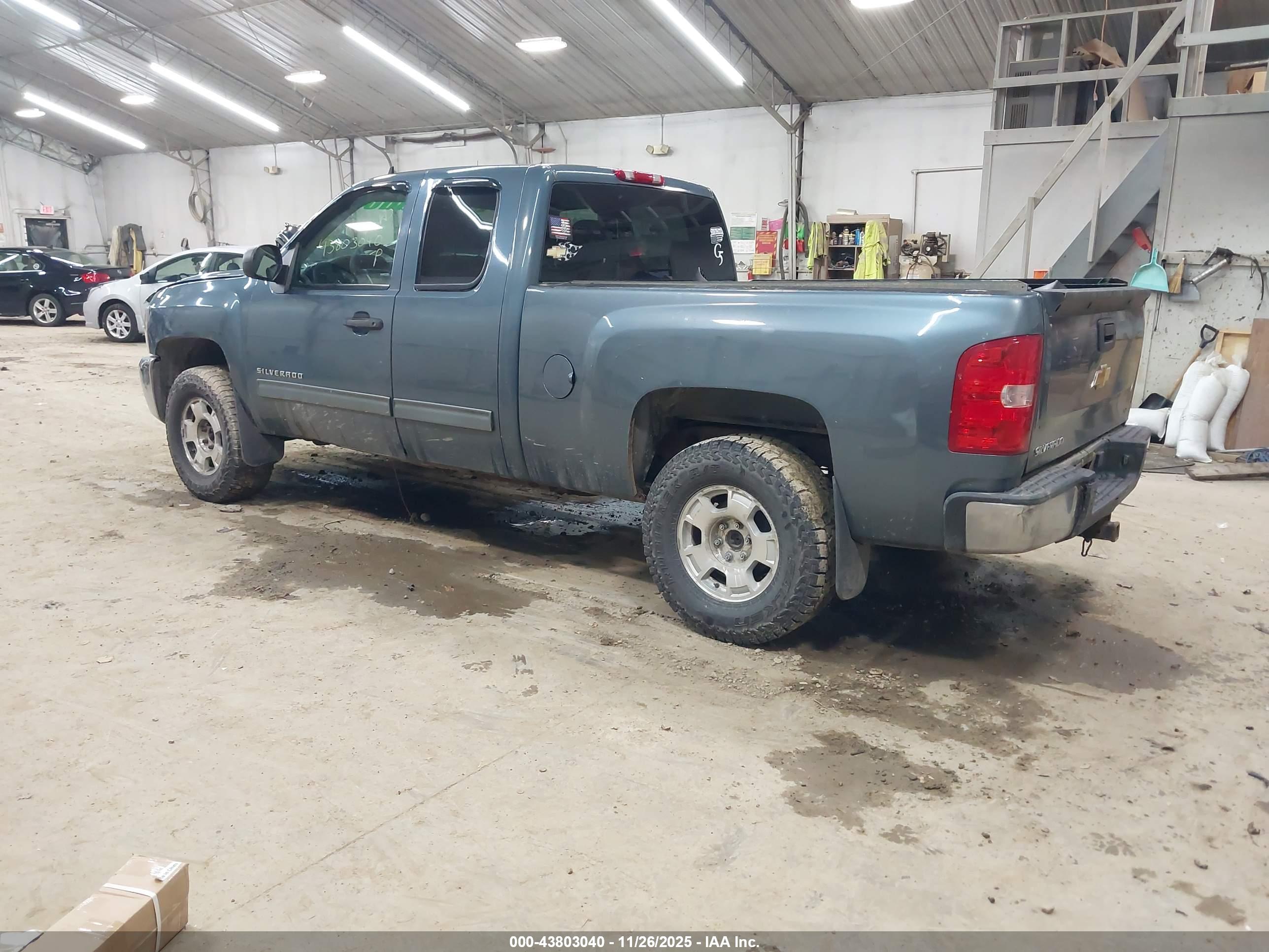 CHEVROLET SILVERADO image 3