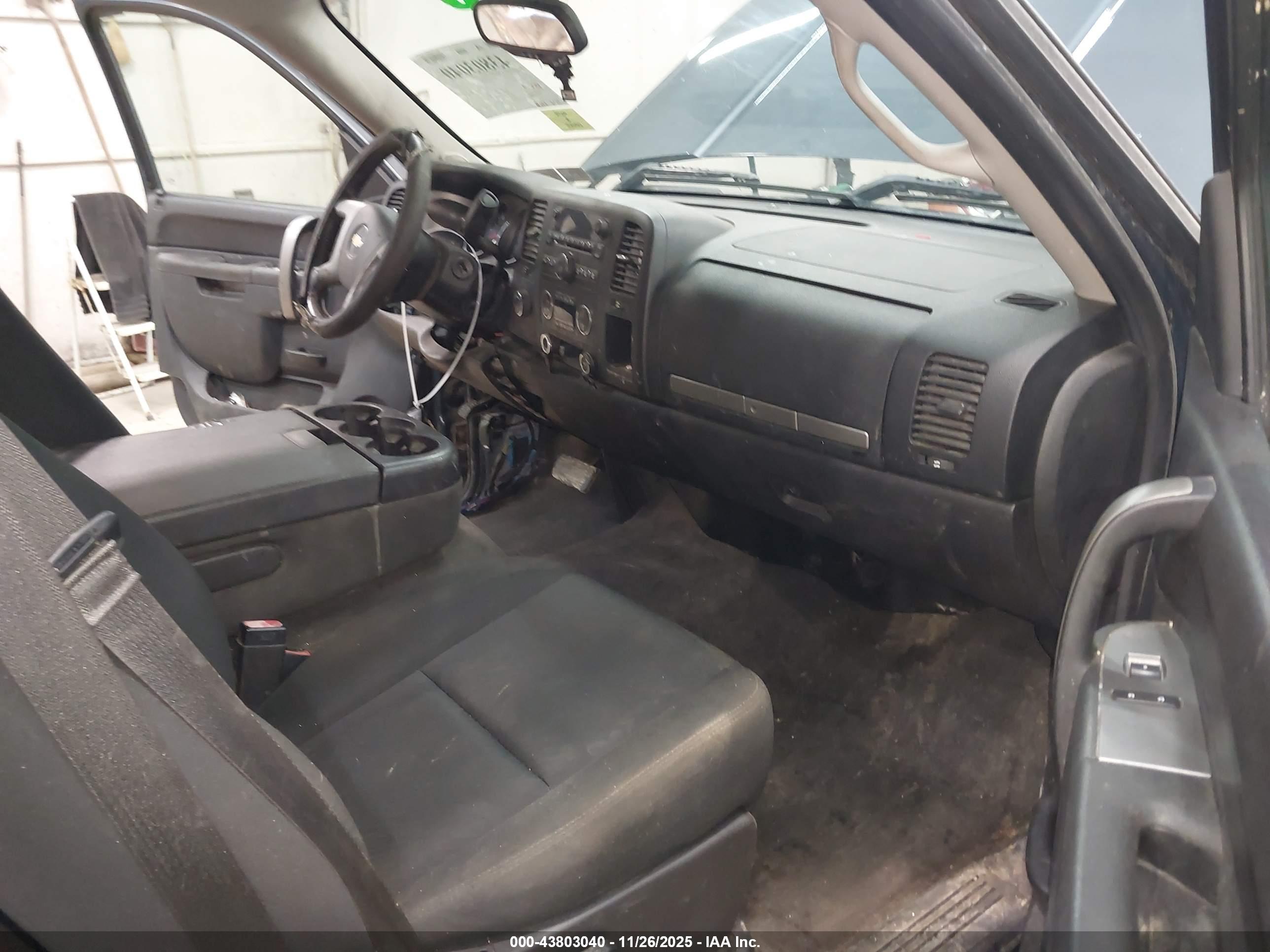 CHEVROLET SILVERADO image 5
