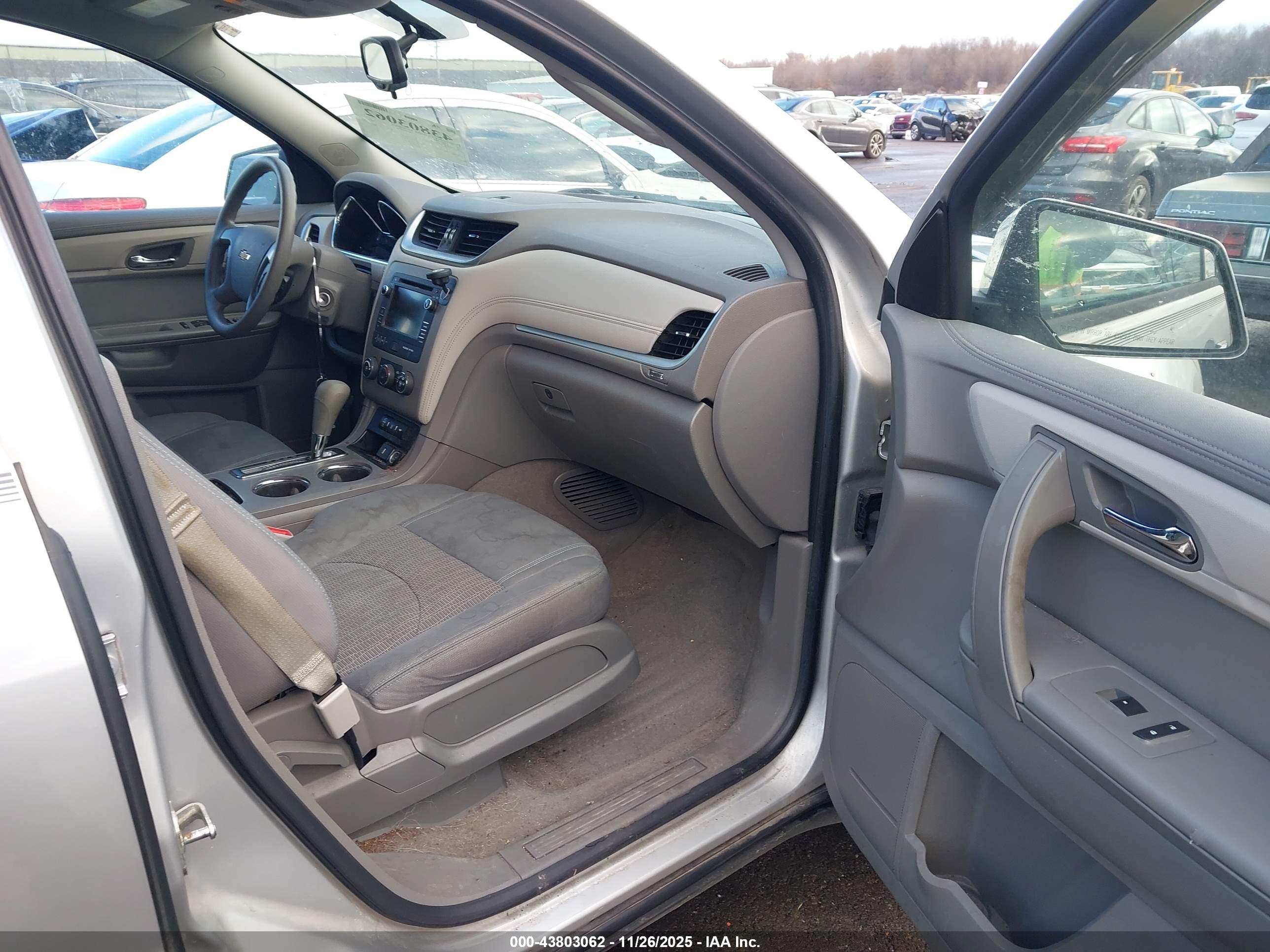 CHEVROLET TRAVERSE image 5
