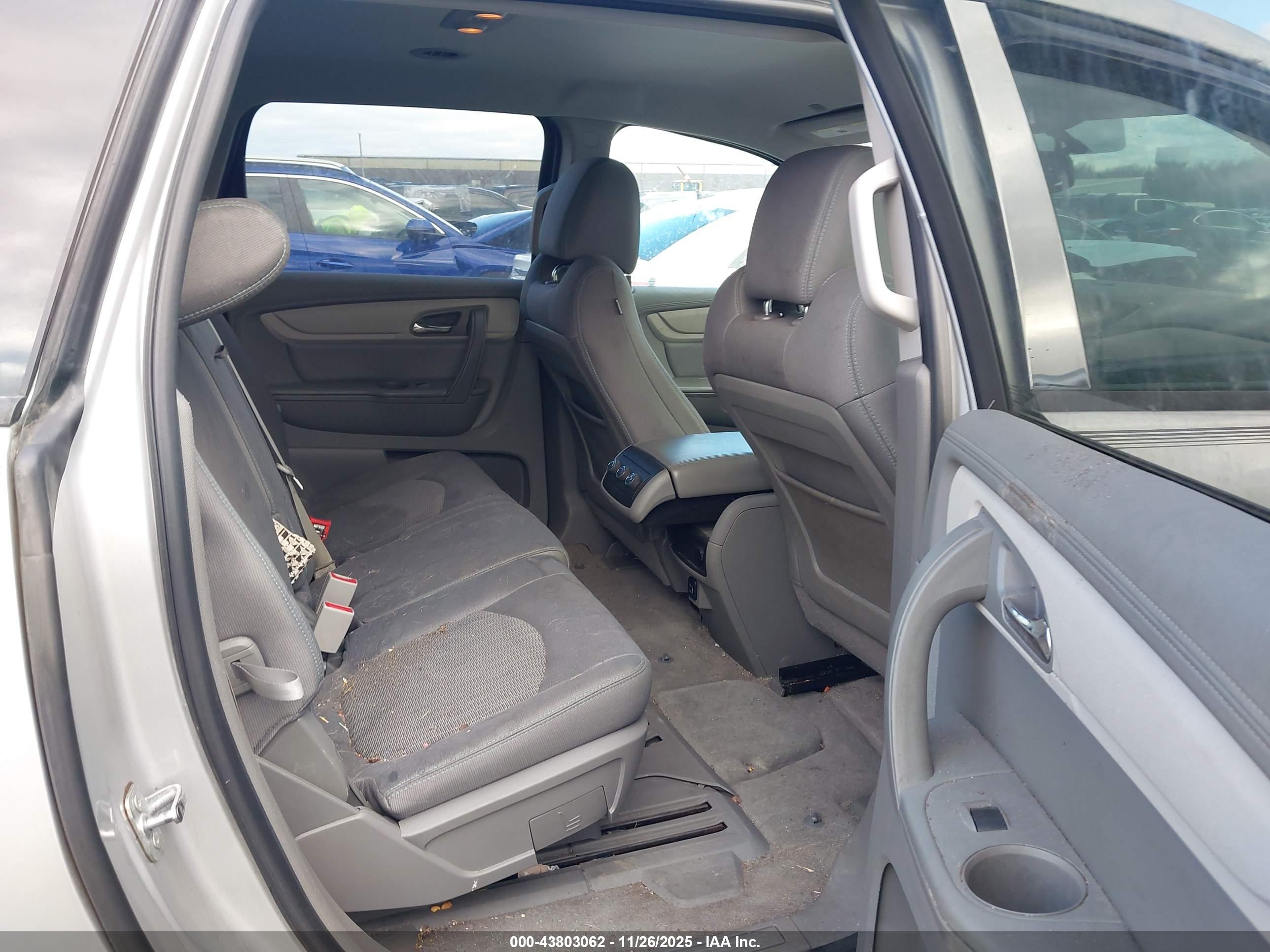 CHEVROLET TRAVERSE image 8