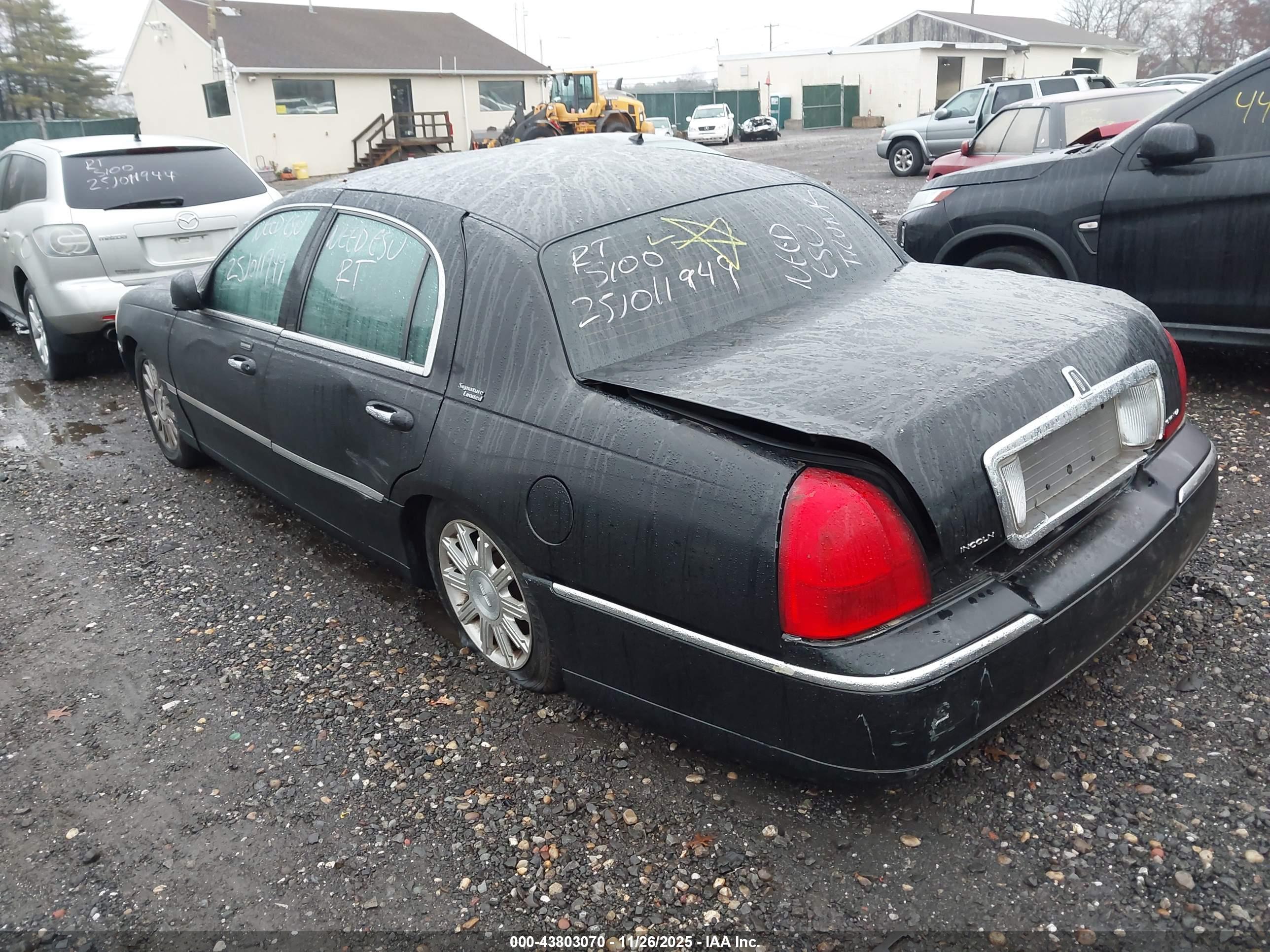 LINCOLN TOWN image 3