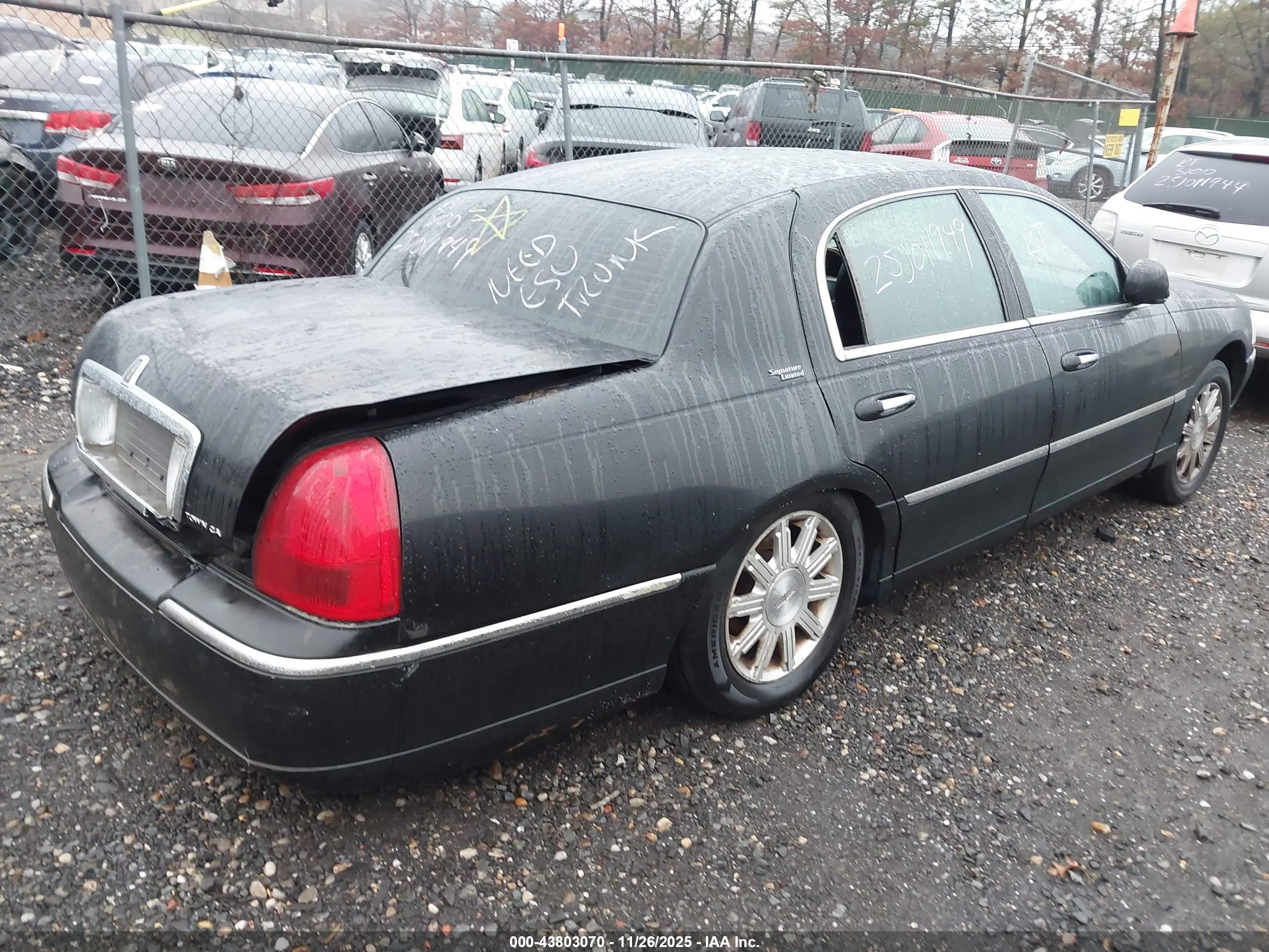 LINCOLN TOWN image 4