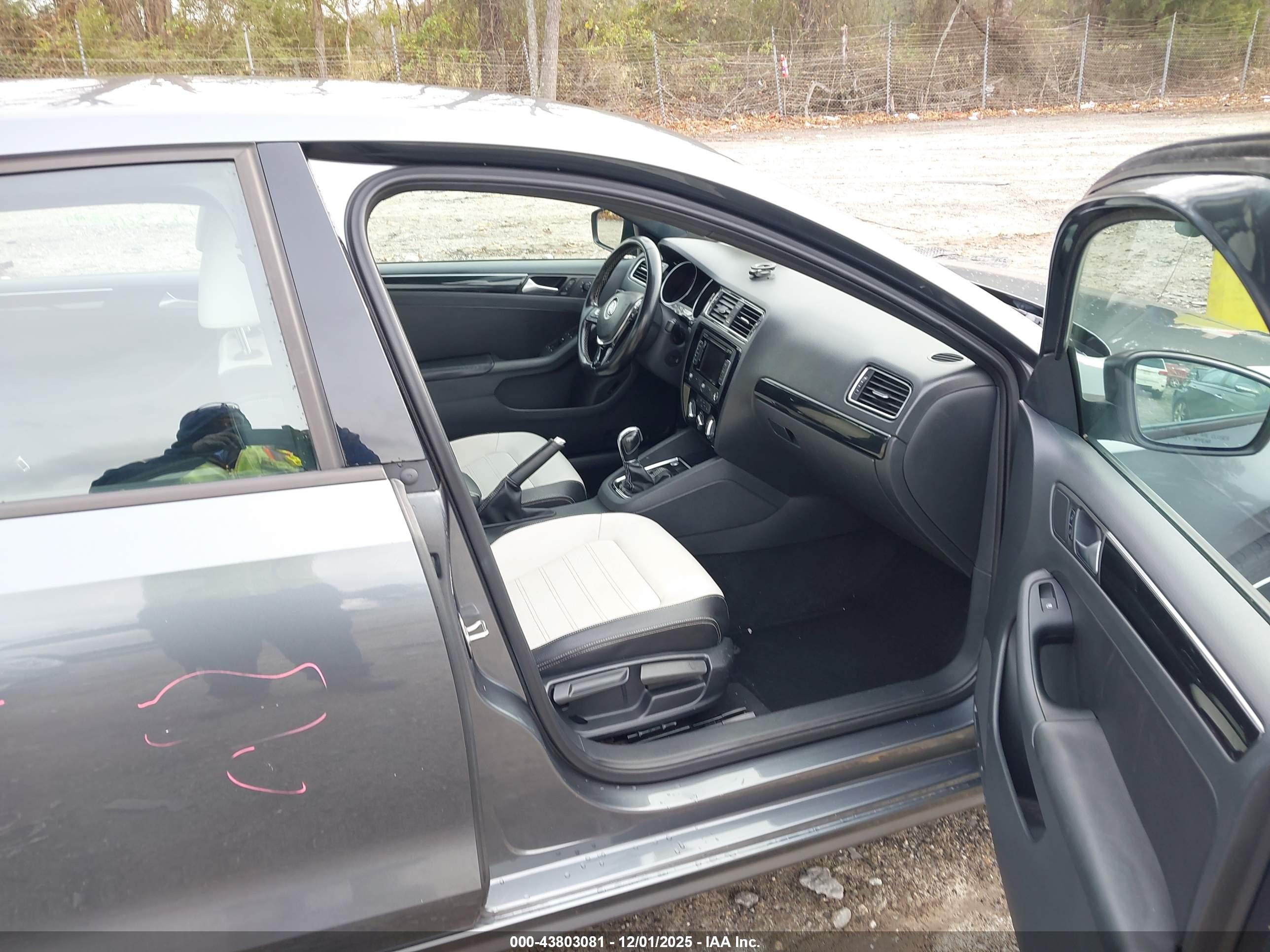 VOLKSWAGEN JETTA image 5