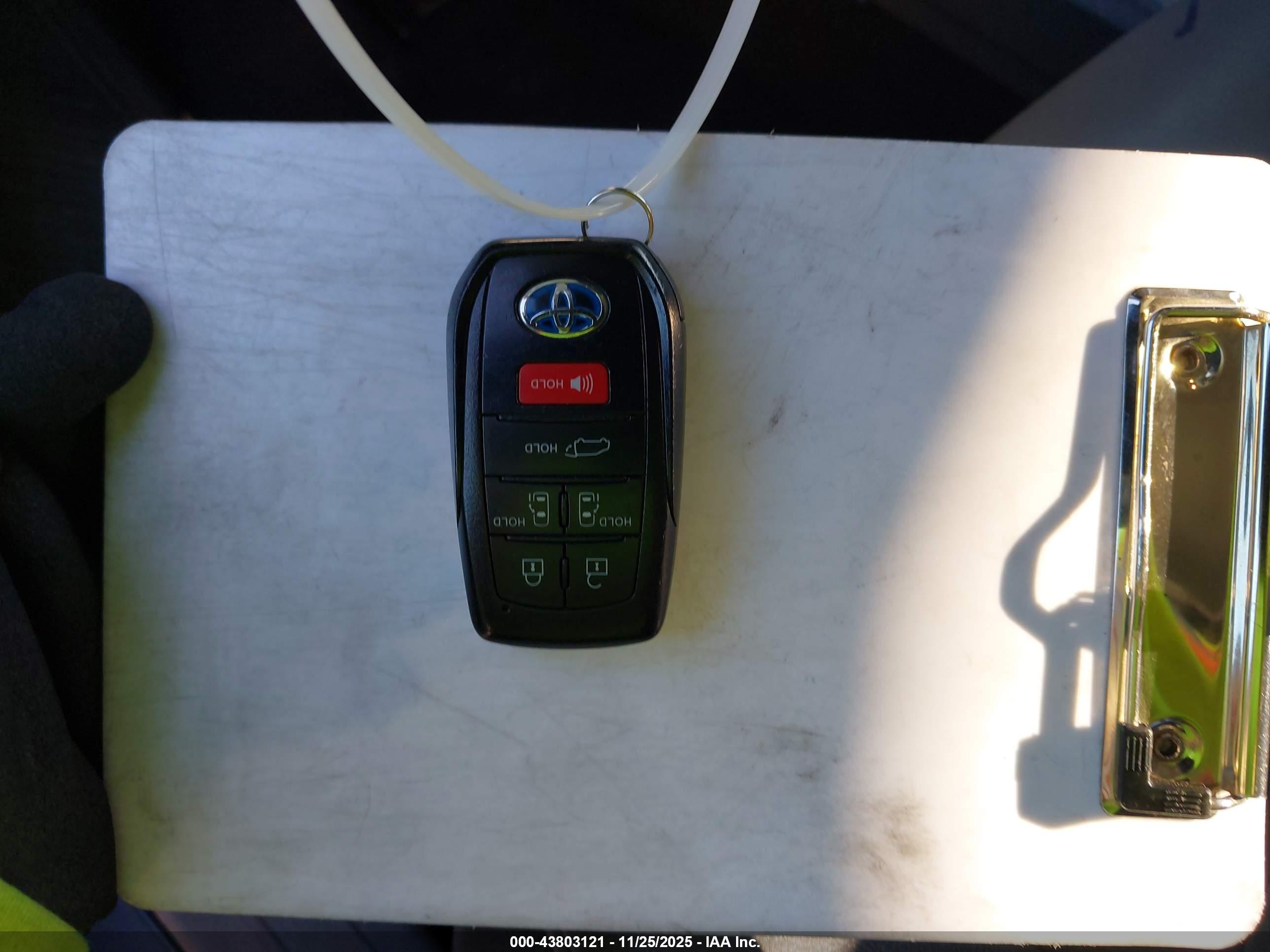 TOYOTA SIENNA image 11