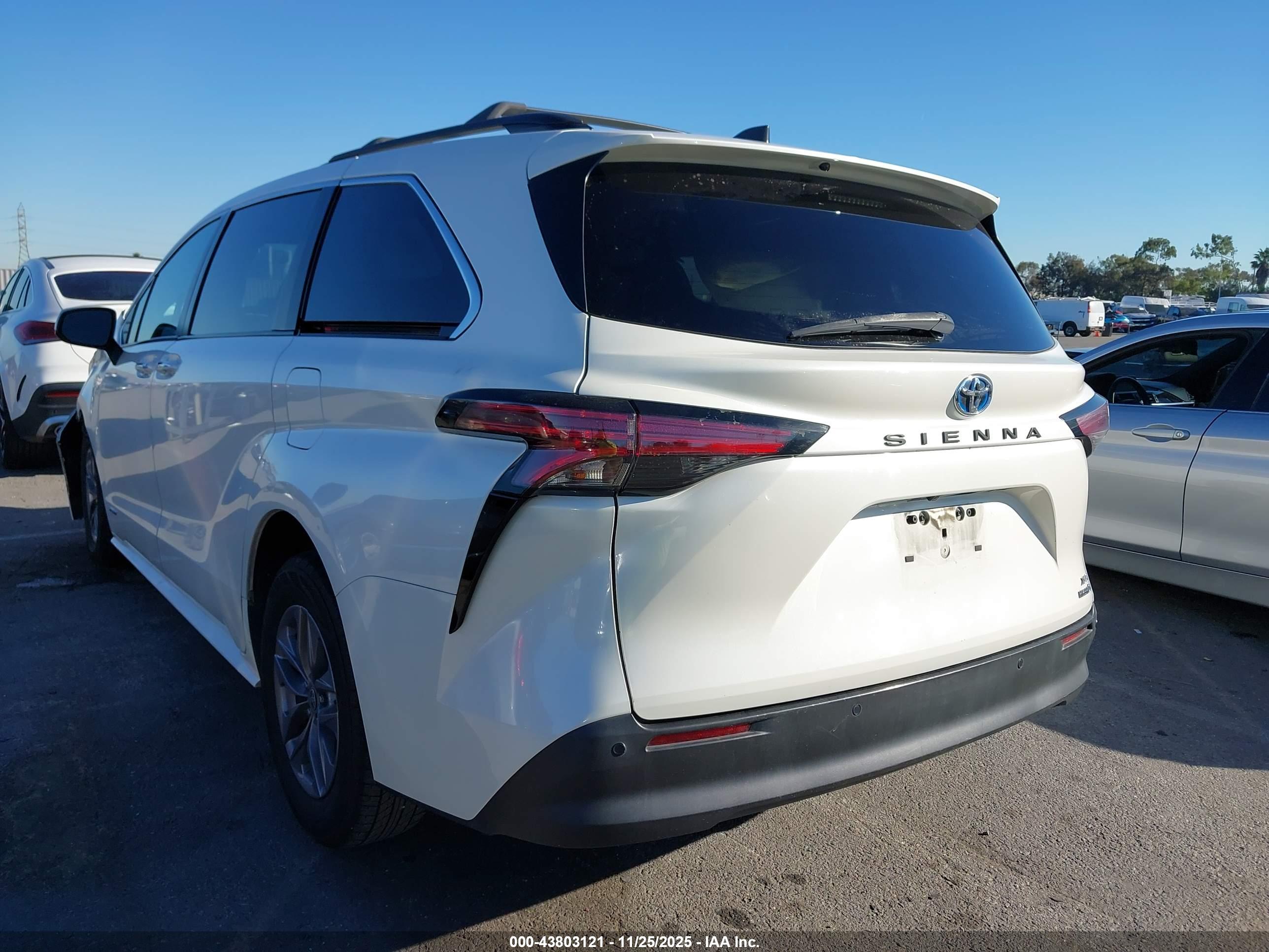 TOYOTA SIENNA image 3