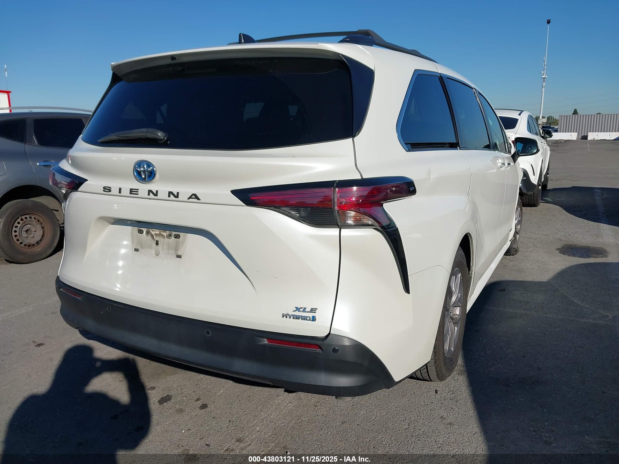 TOYOTA SIENNA image 4