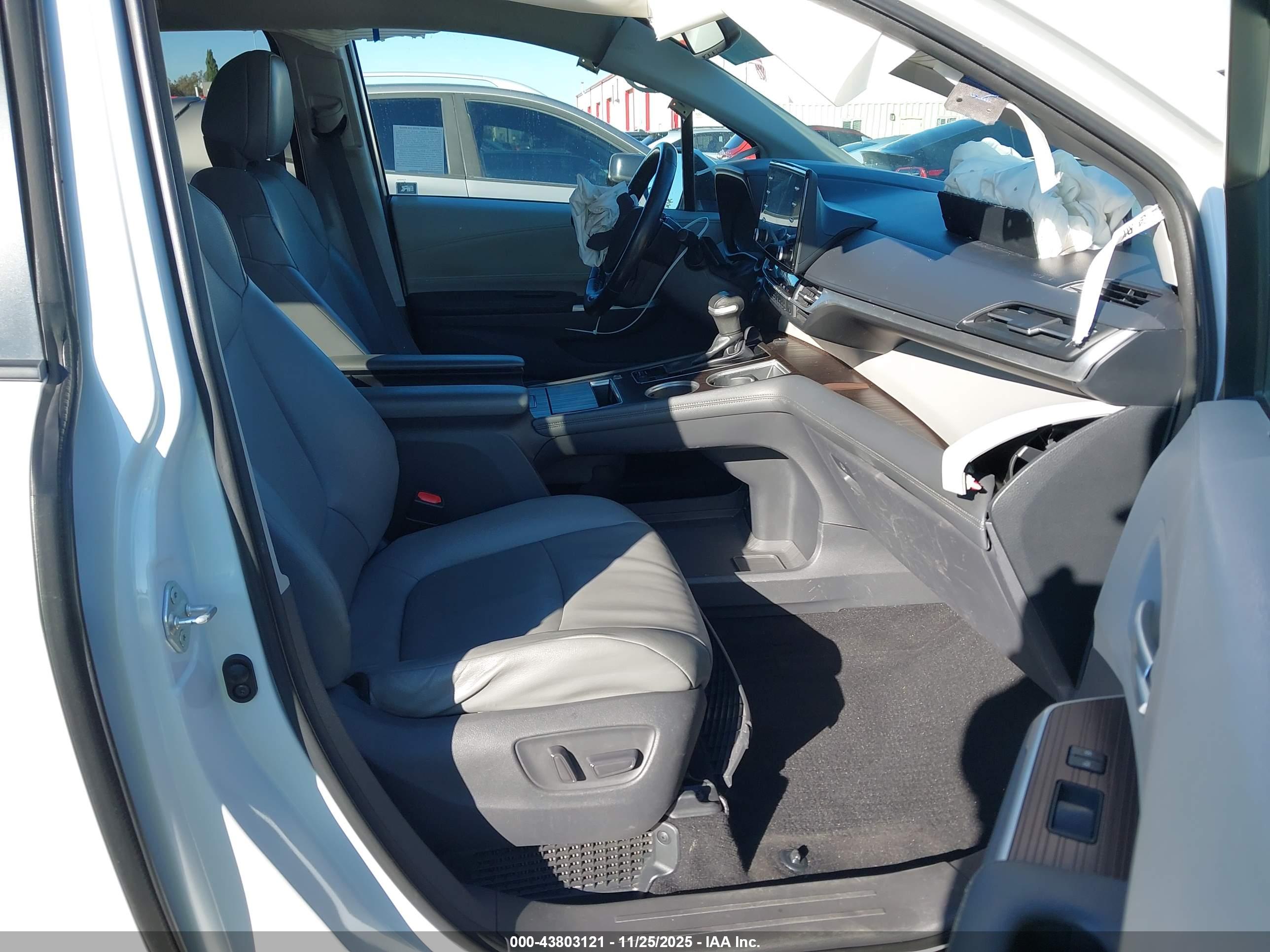 TOYOTA SIENNA image 5
