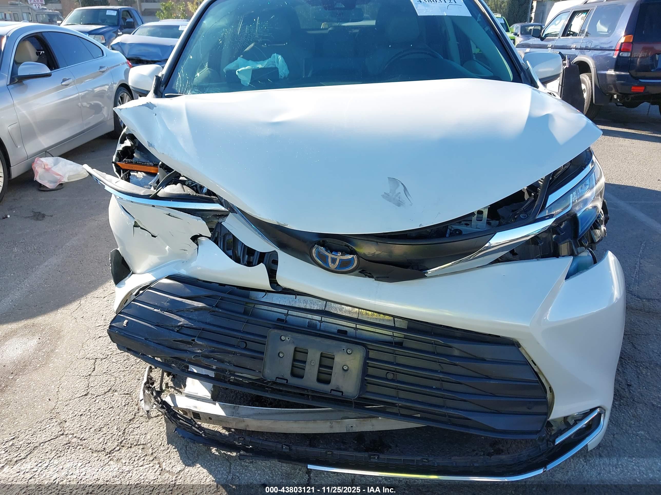 TOYOTA SIENNA image 6