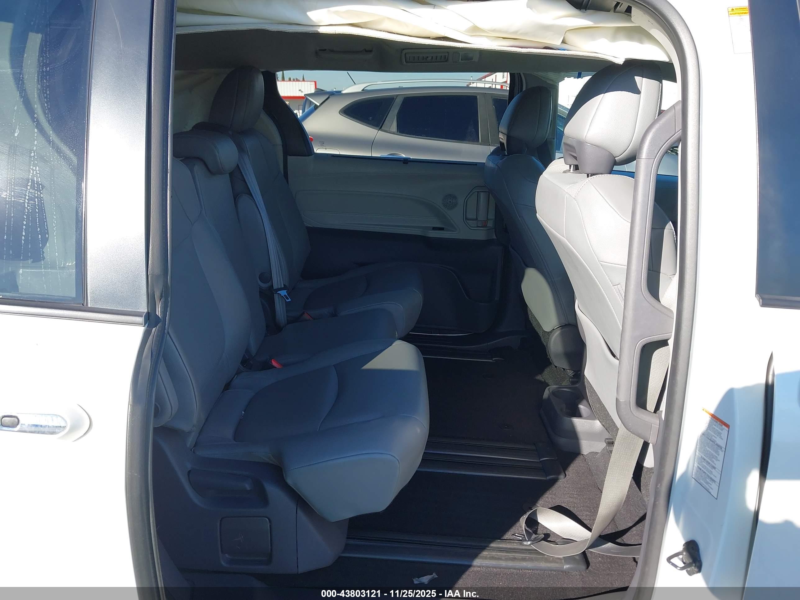 TOYOTA SIENNA image 8
