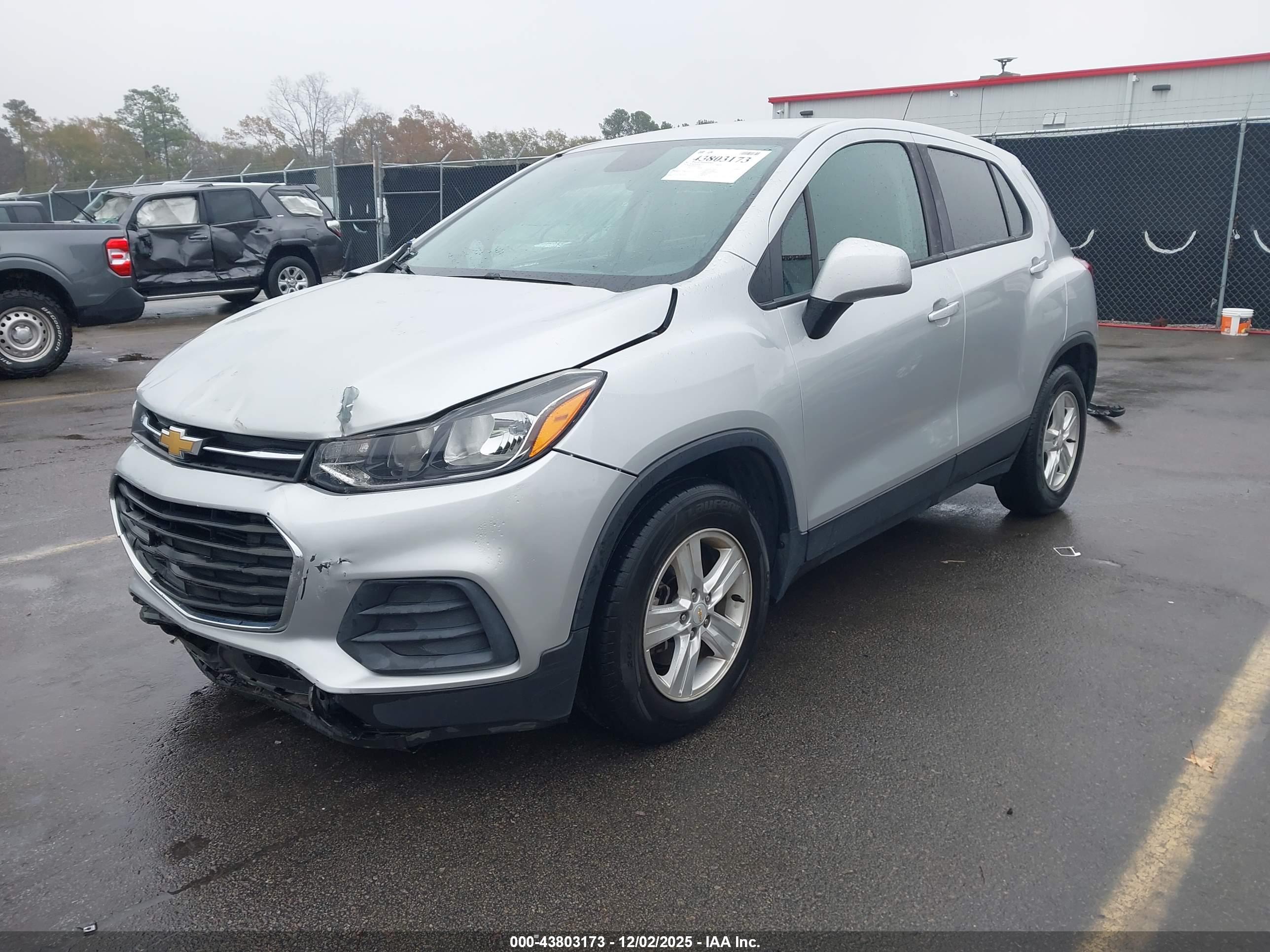 CHEVROLET TRAX image 2