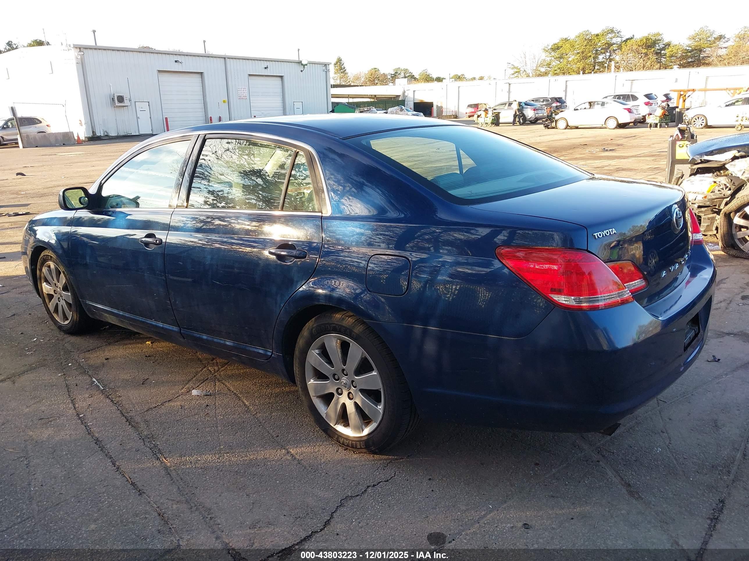 TOYOTA AVALON image 3