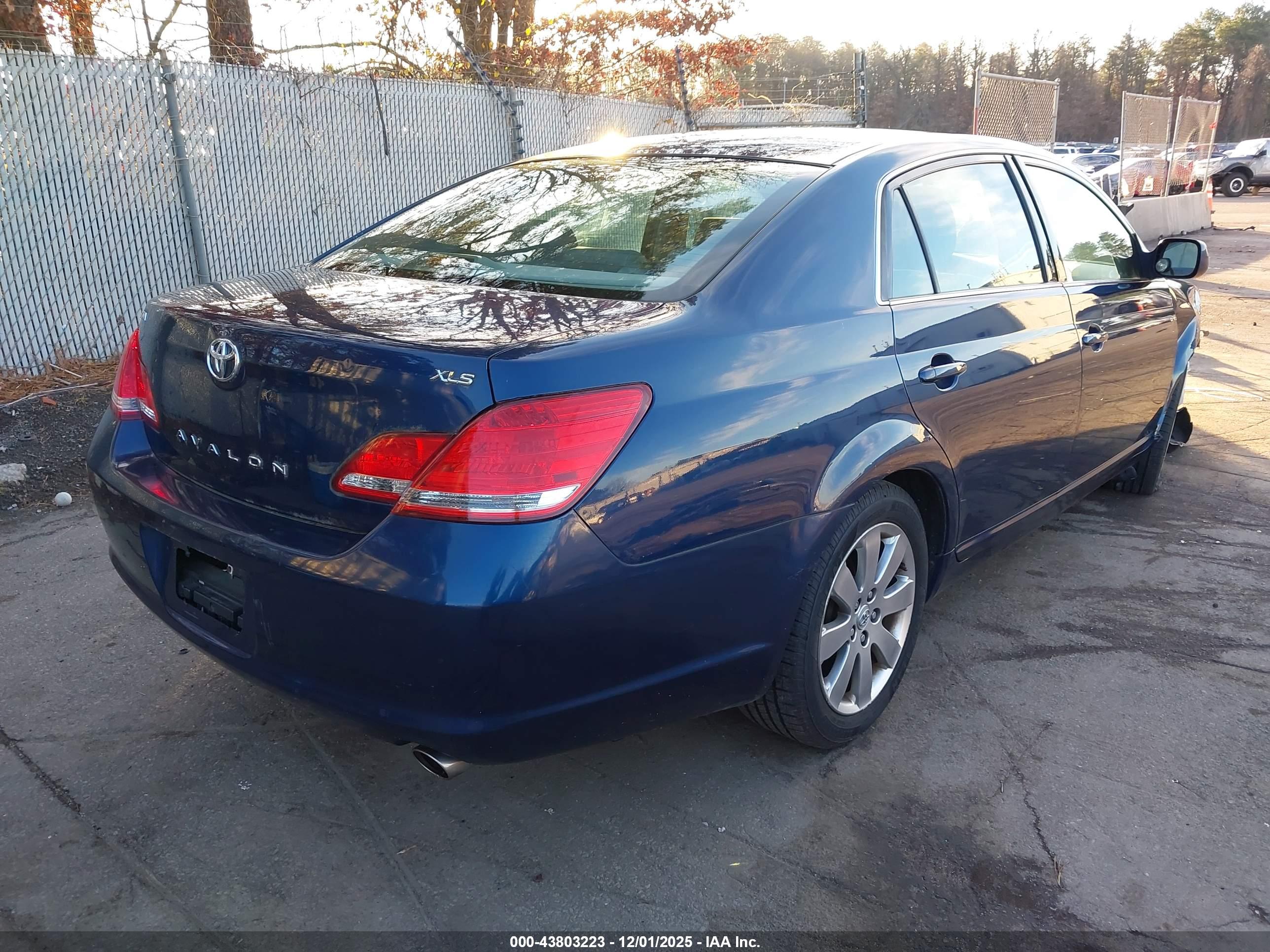 TOYOTA AVALON image 4