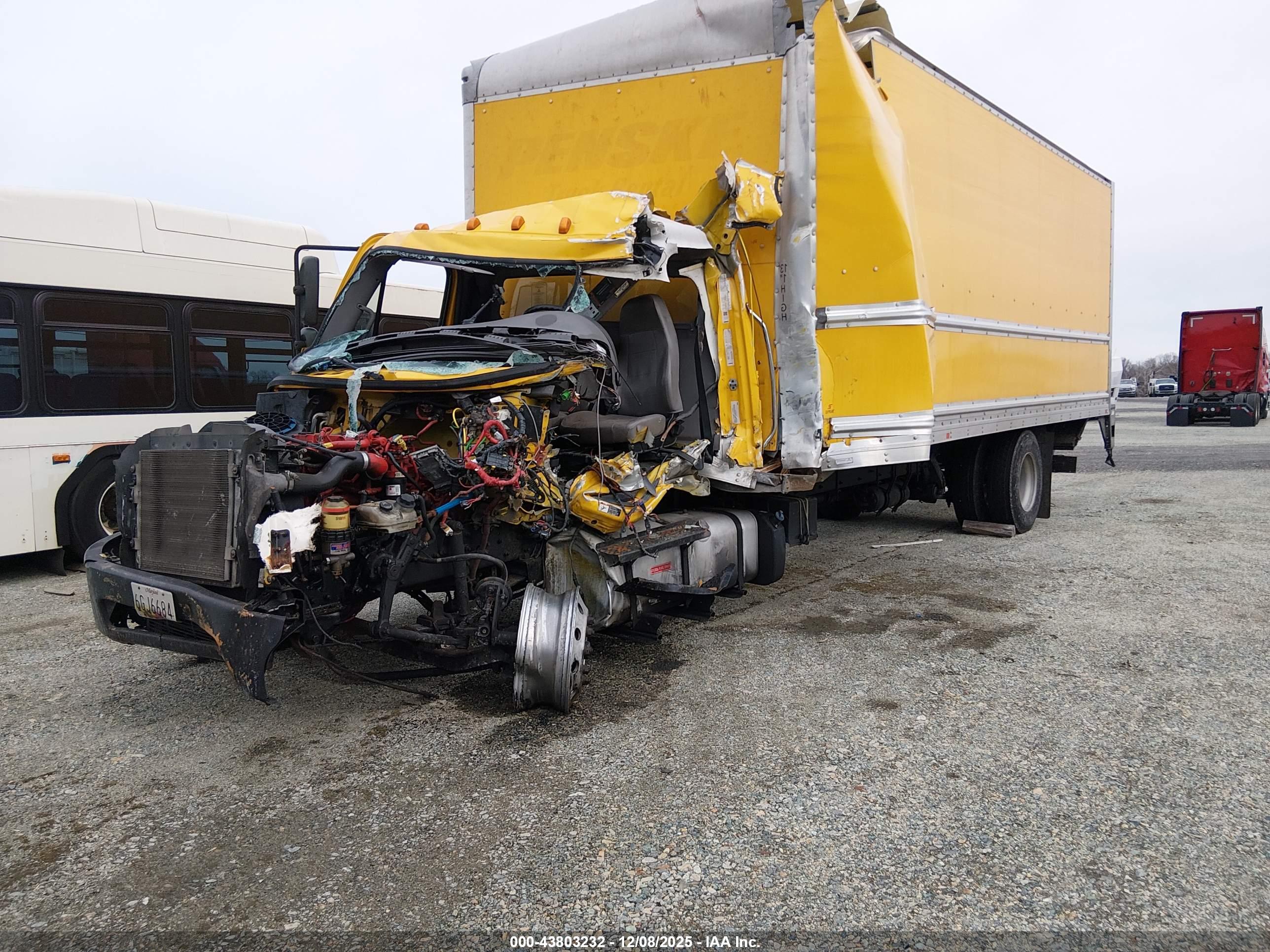 FREIGHTLINER M2 image 2