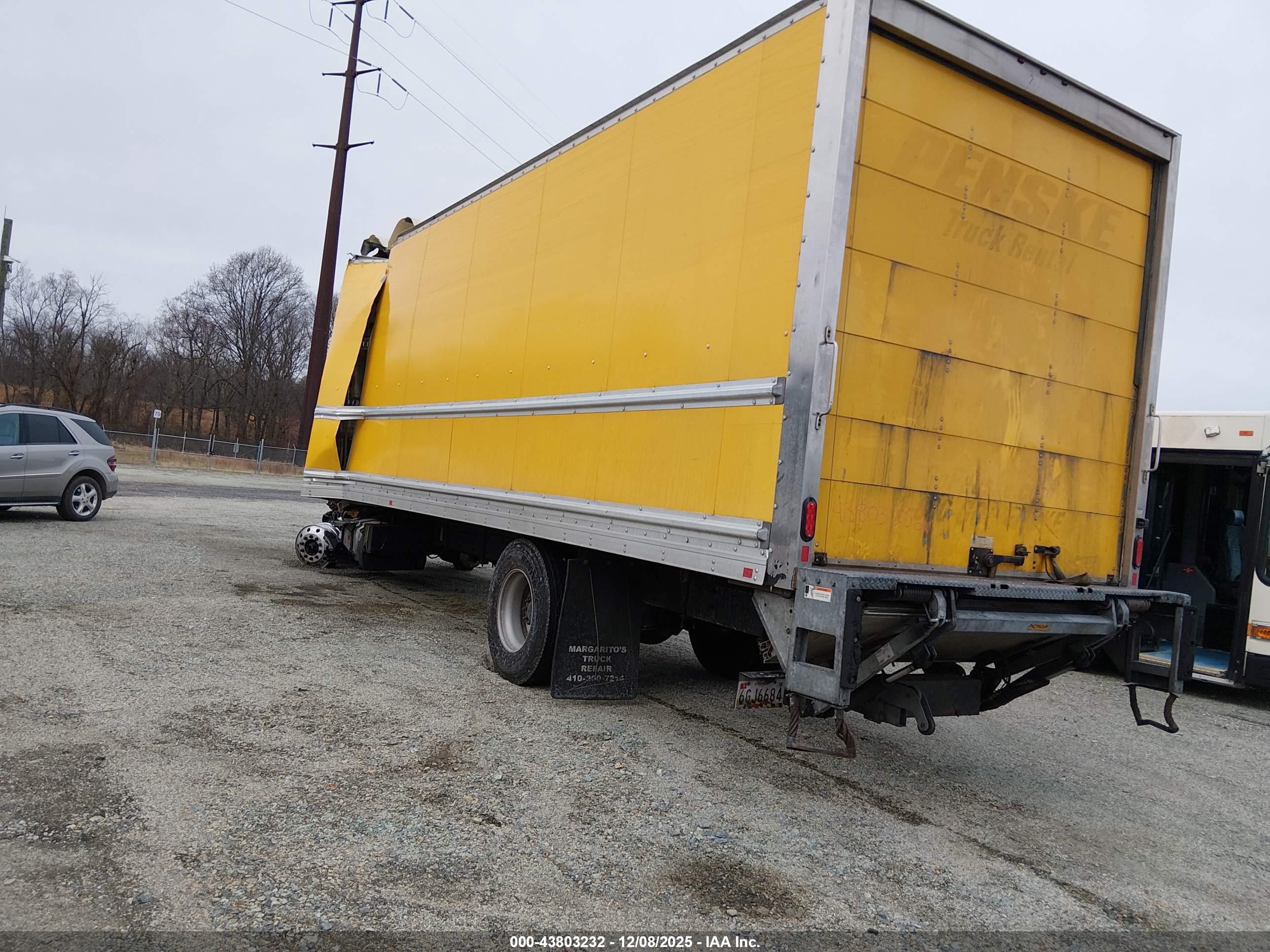 FREIGHTLINER M2 image 3