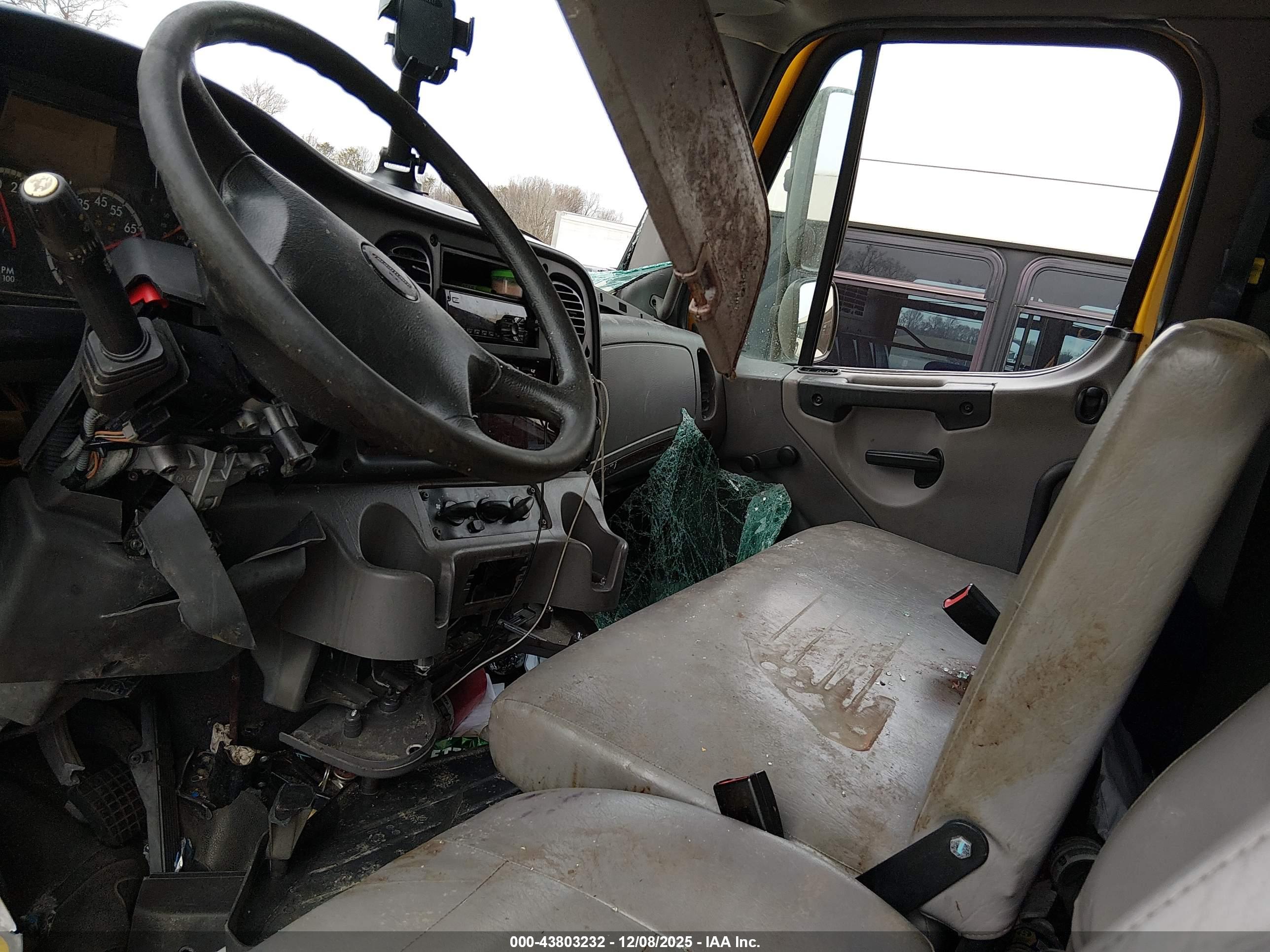 FREIGHTLINER M2 image 7