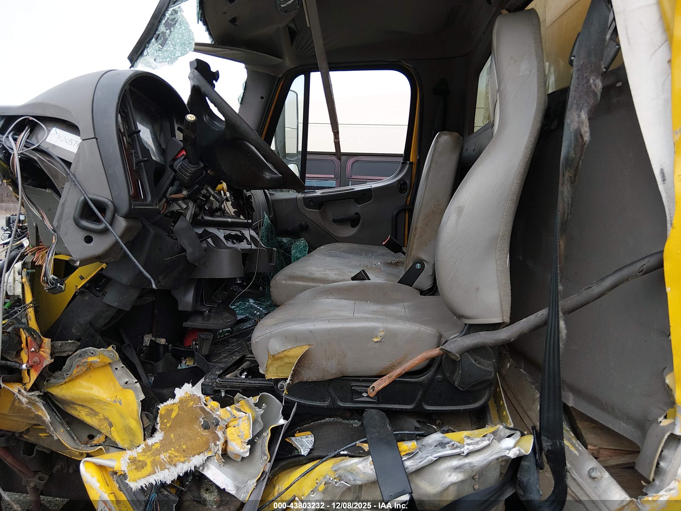 FREIGHTLINER M2 image 8