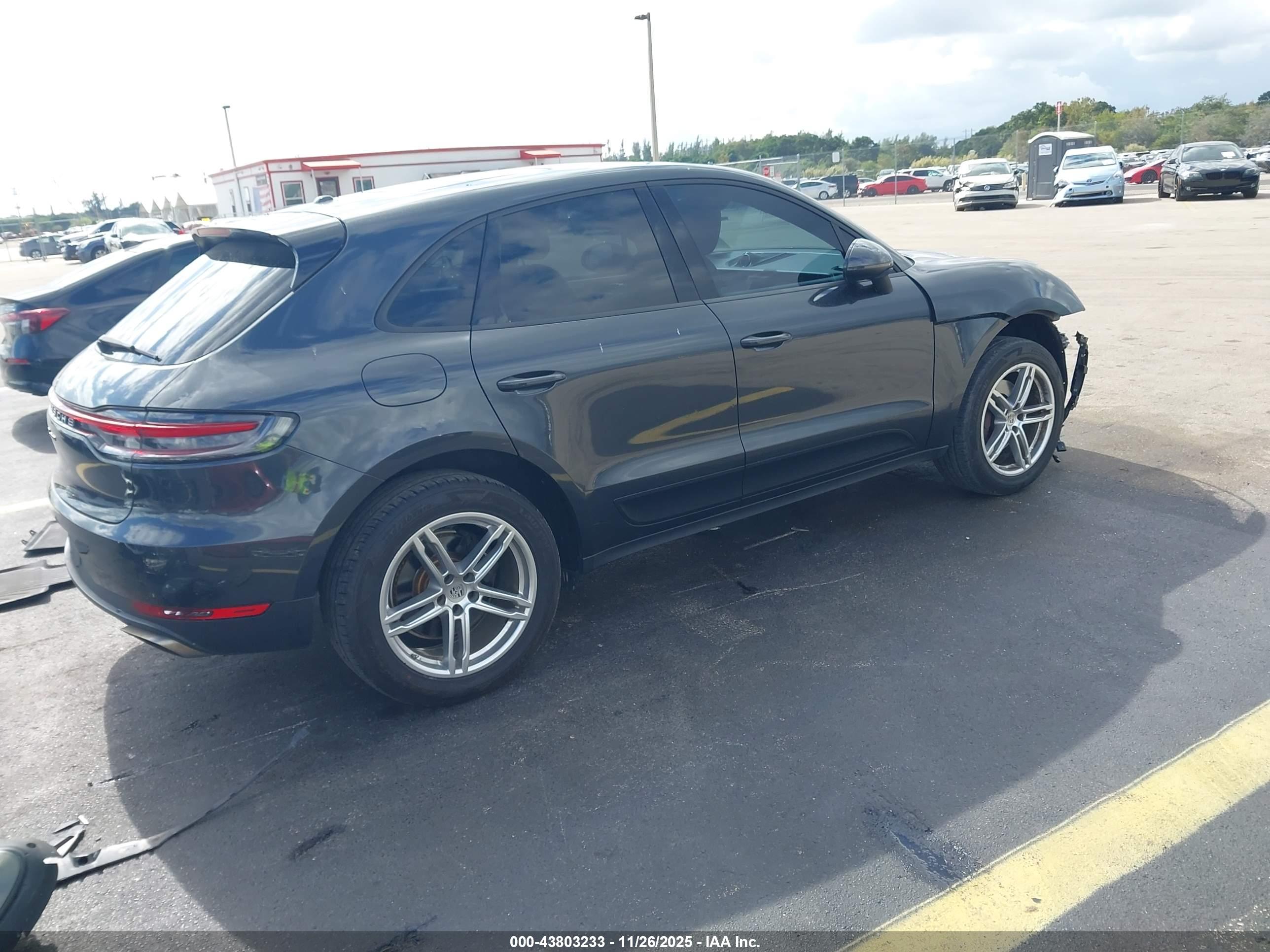 PORSCHE MACAN image 4