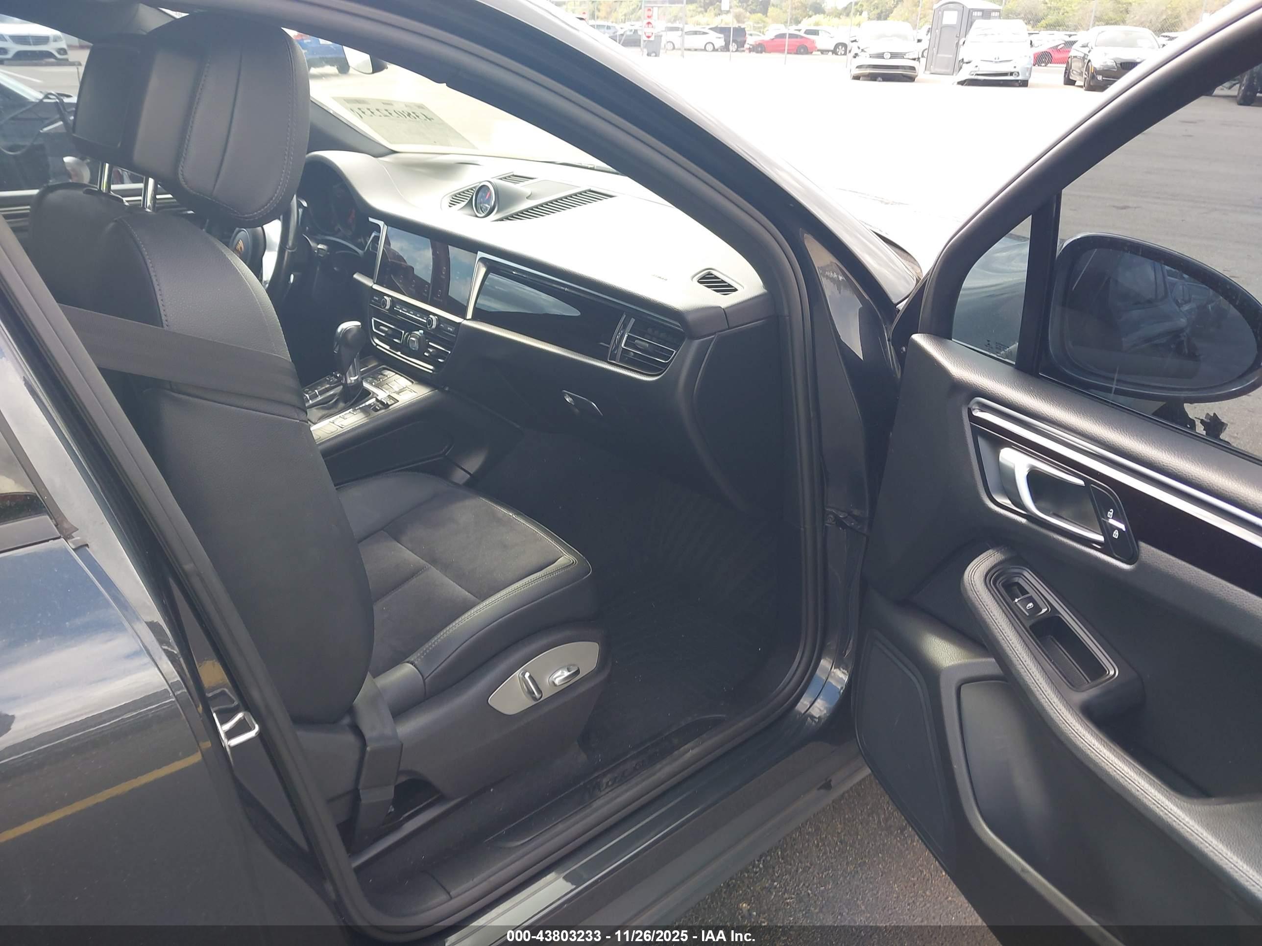 PORSCHE MACAN image 5