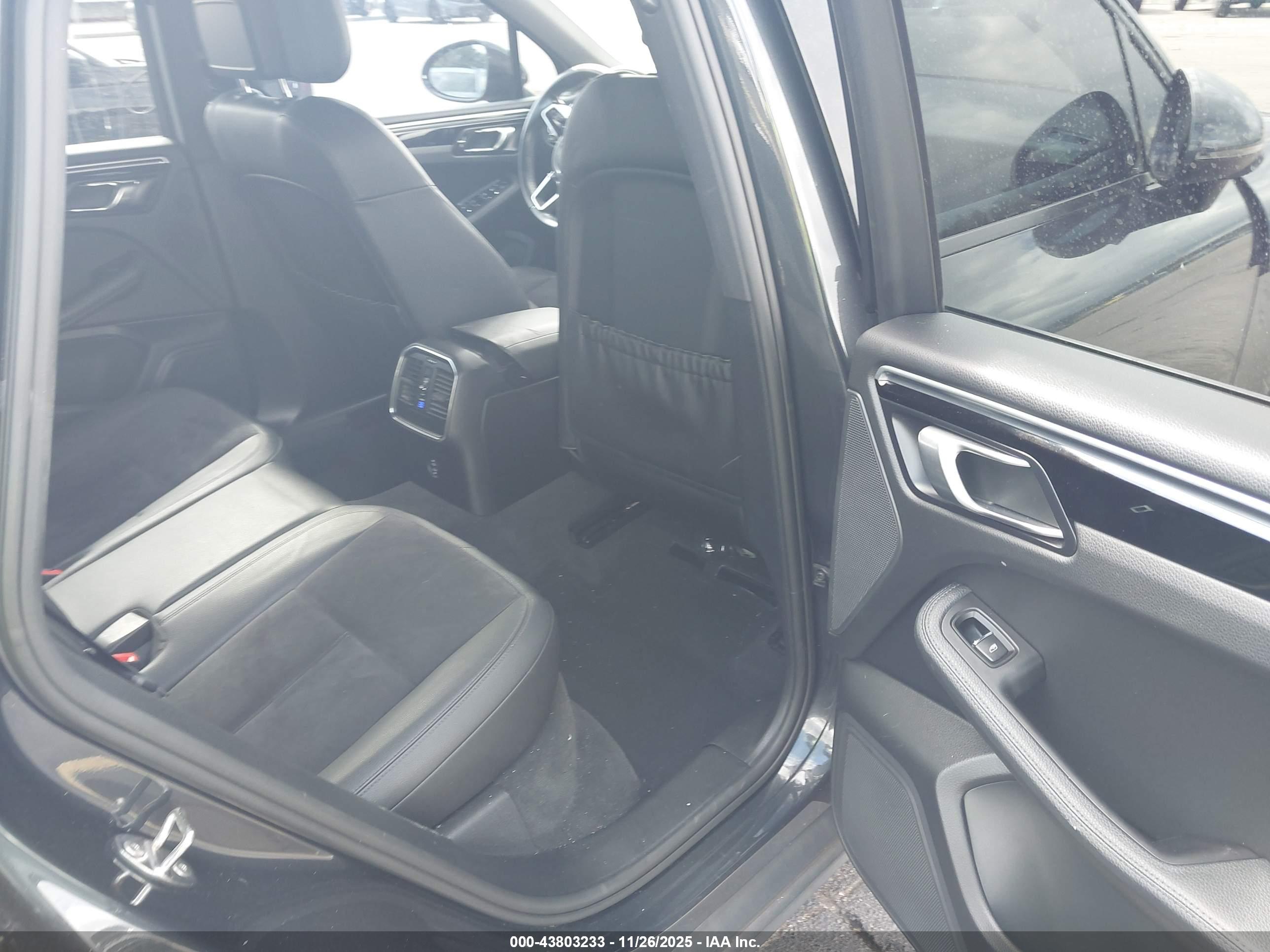 PORSCHE MACAN image 8