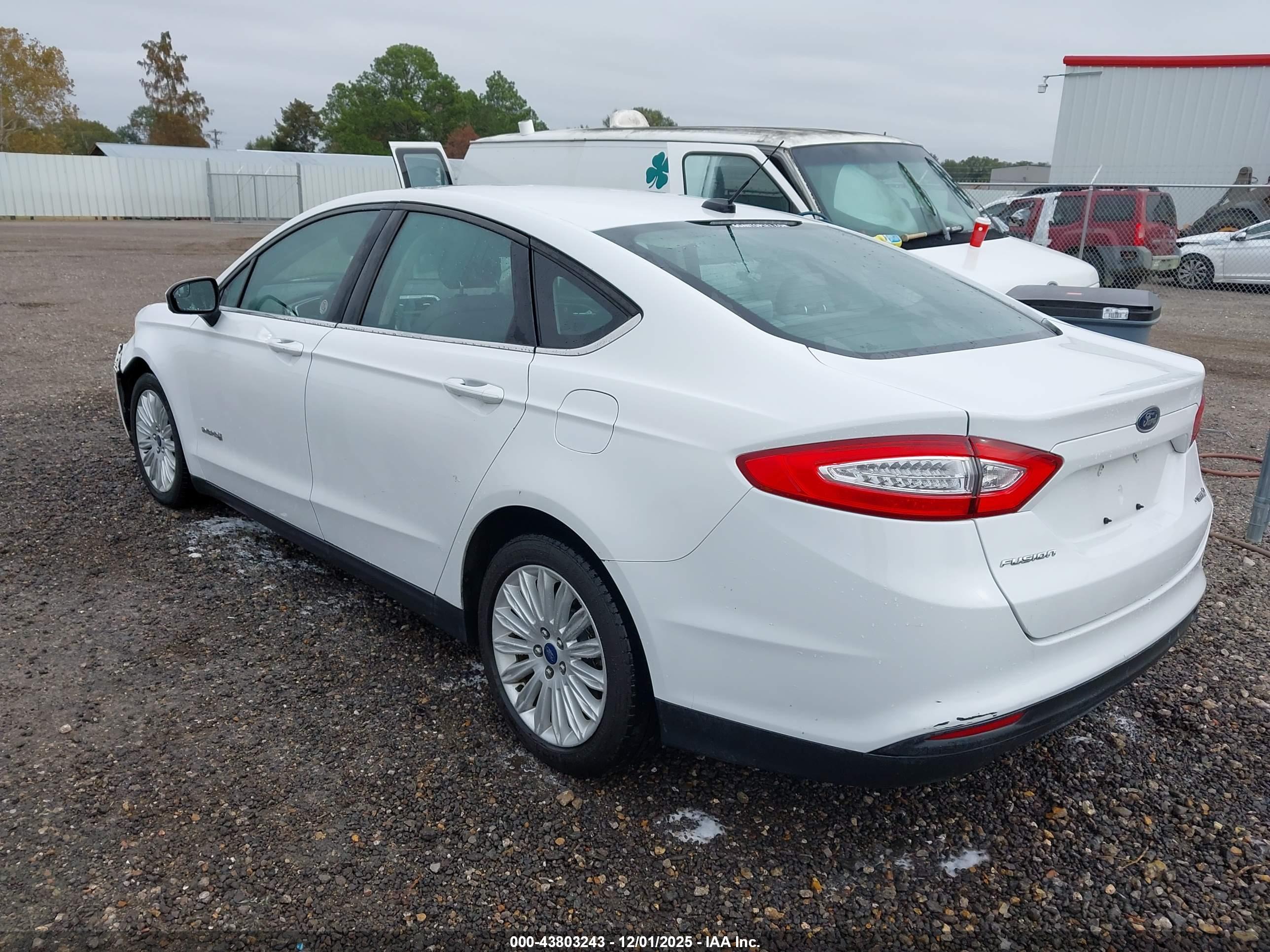 FORD FUSION image 3