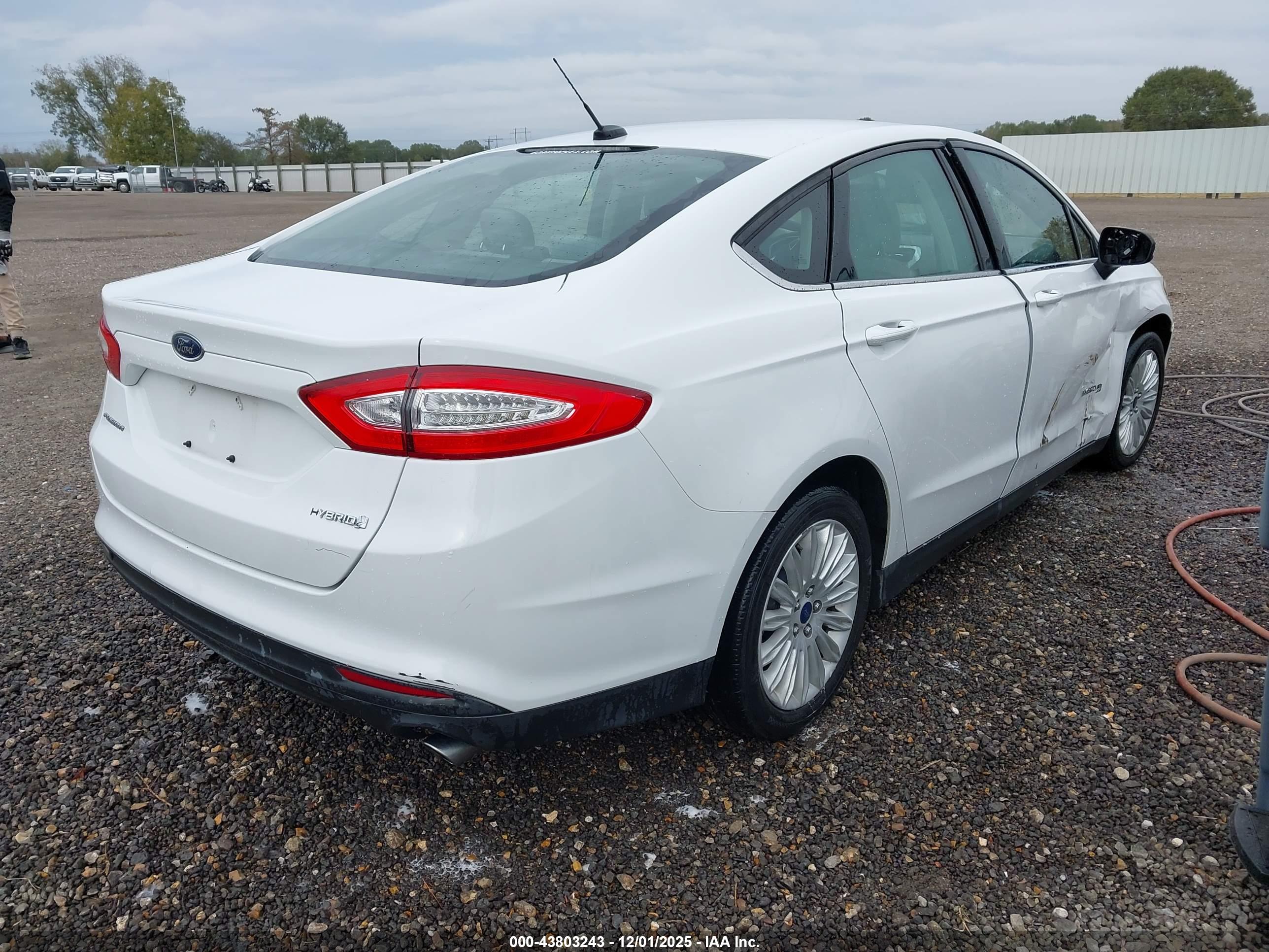 FORD FUSION image 4