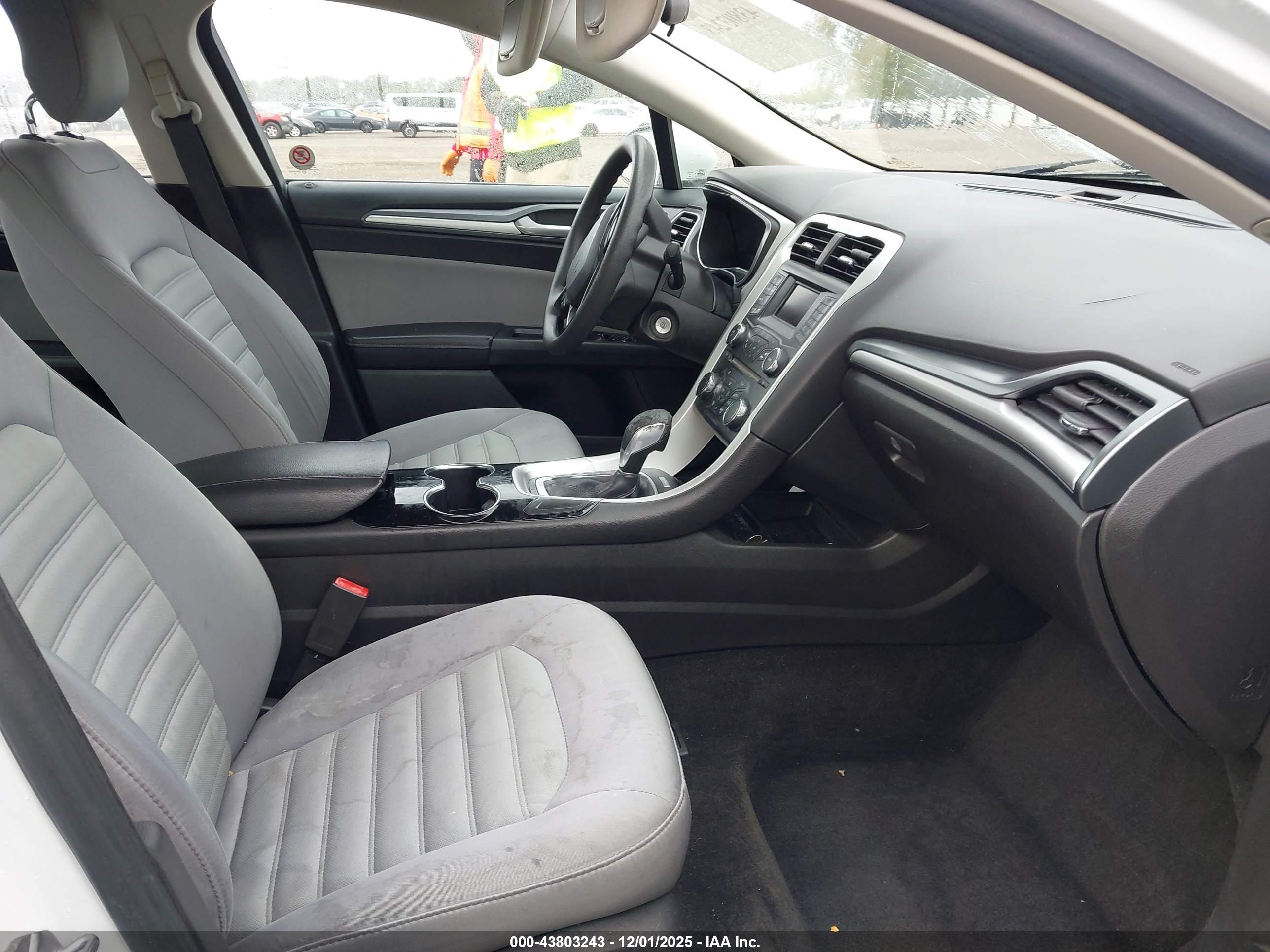 FORD FUSION image 5