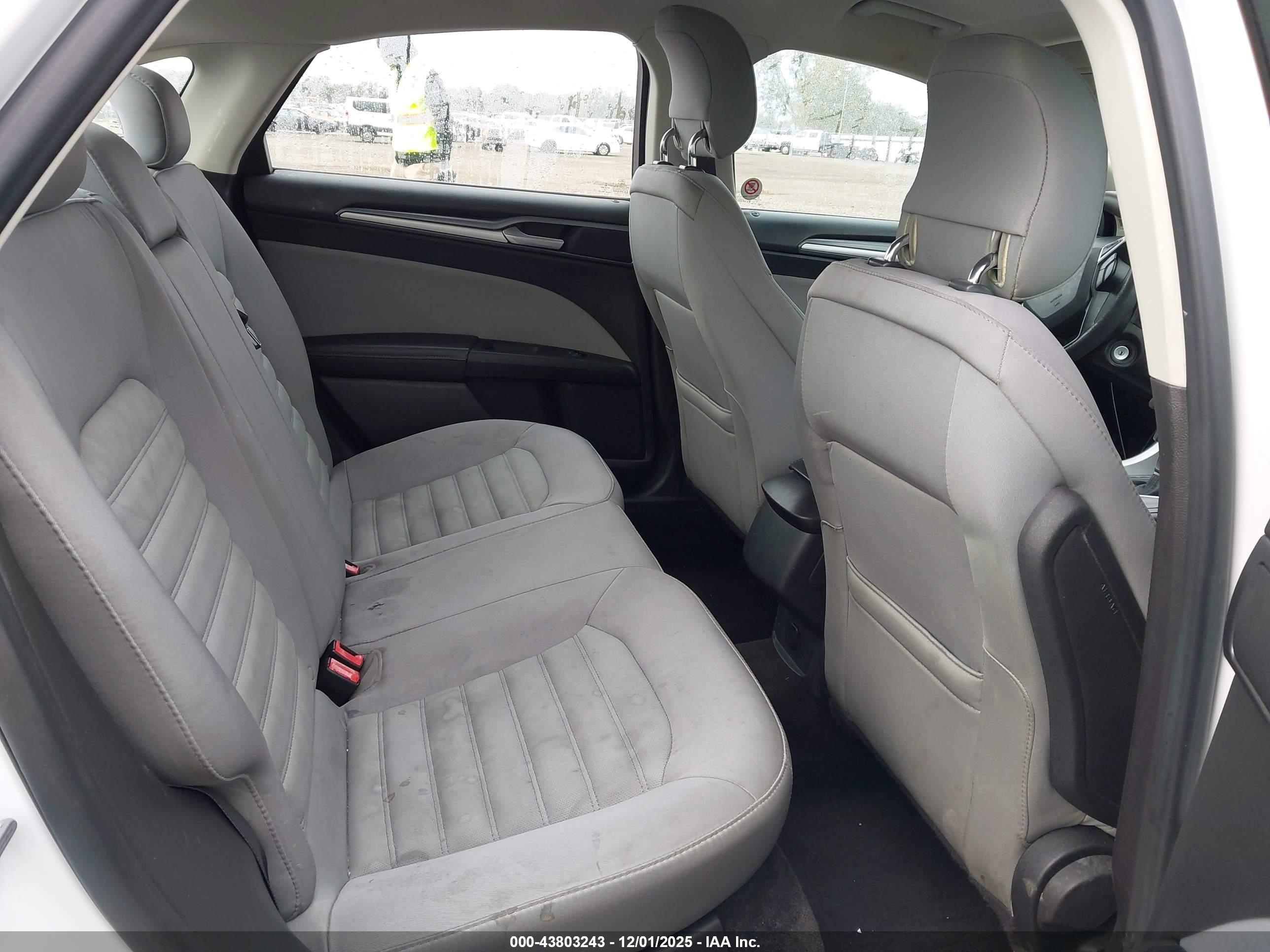 FORD FUSION image 8