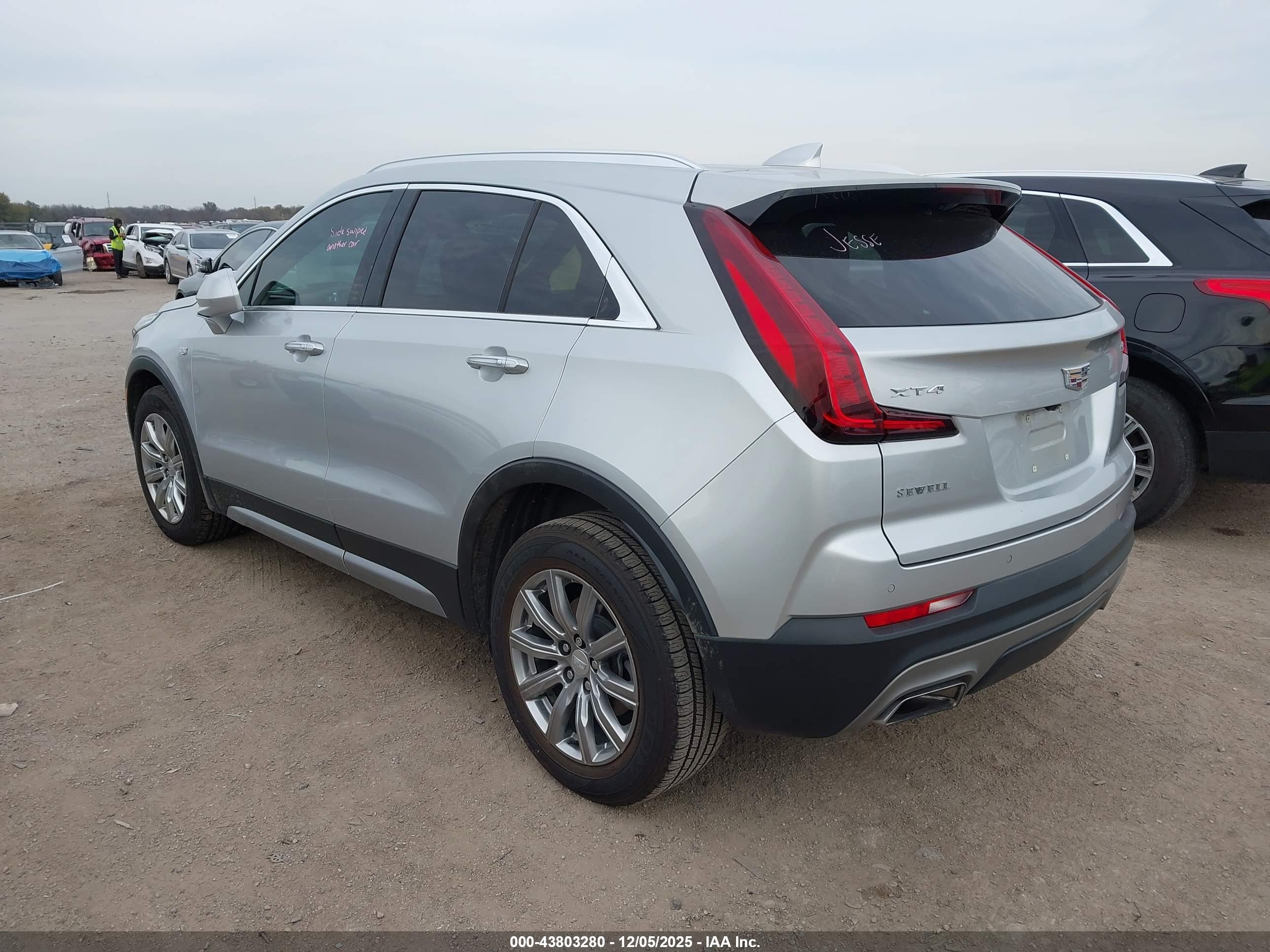 CADILLAC XT4 image 3