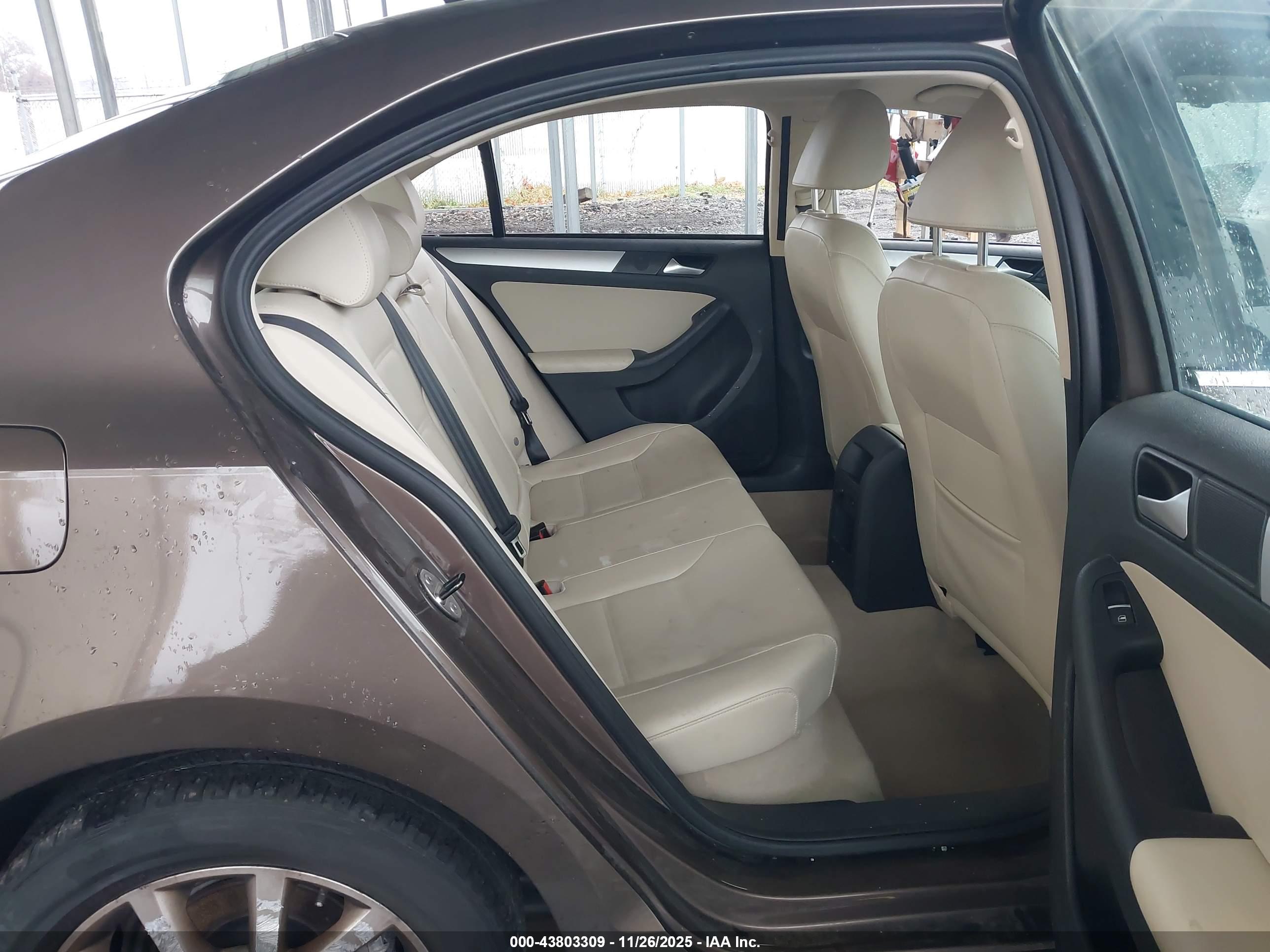 VOLKSWAGEN JETTA image 8