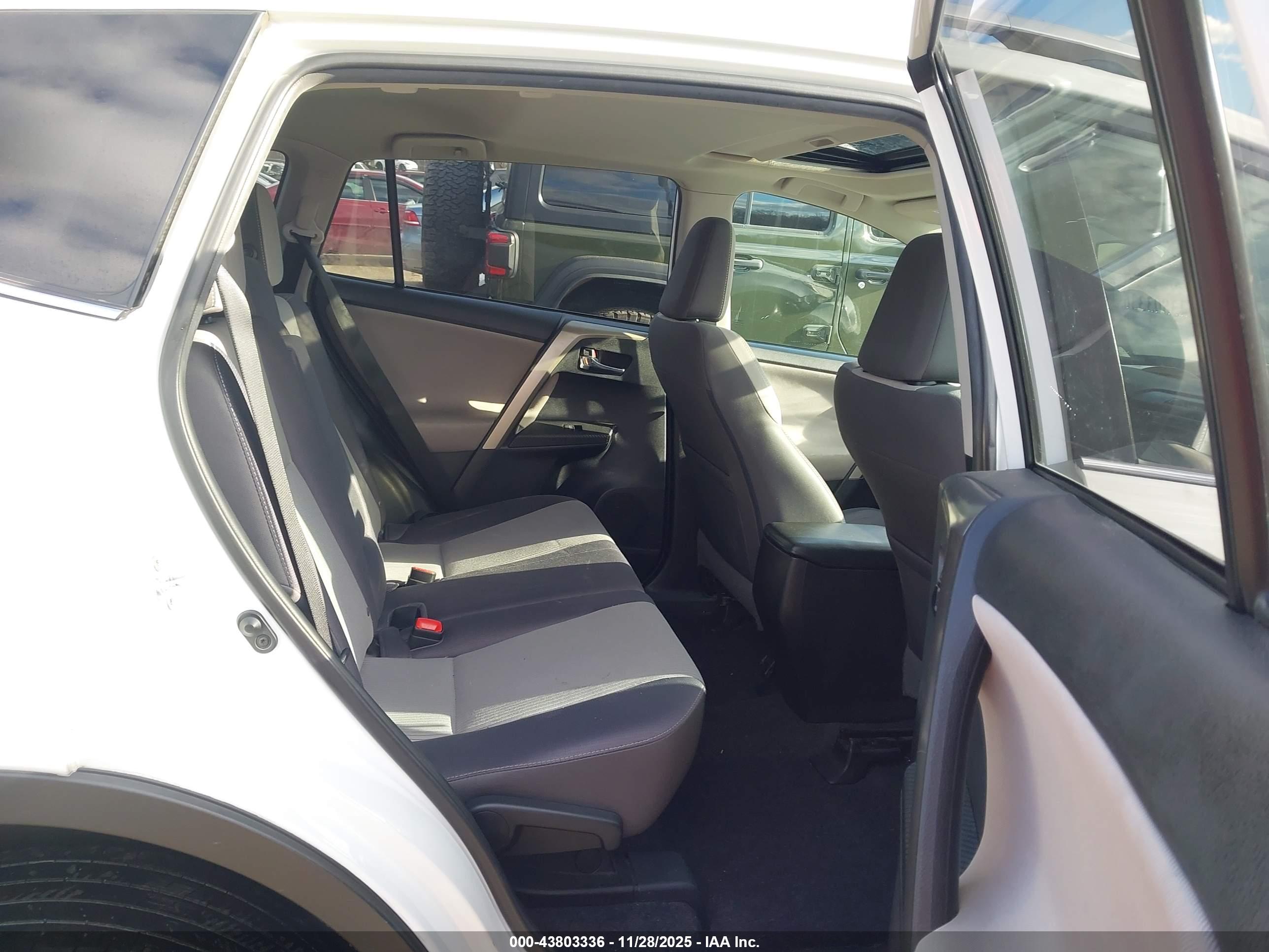 TOYOTA RAV4 image 8