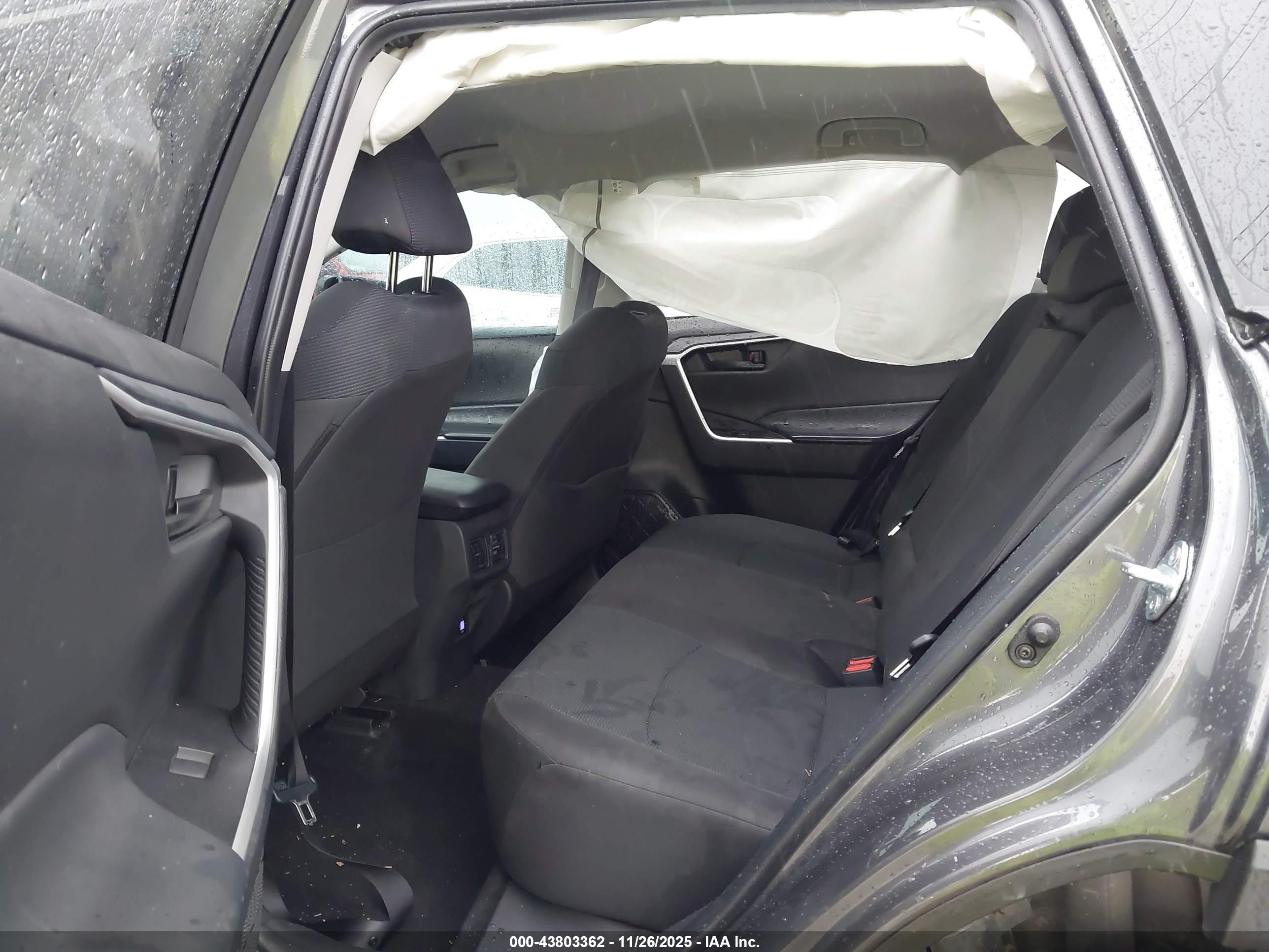 TOYOTA RAV4 image 8