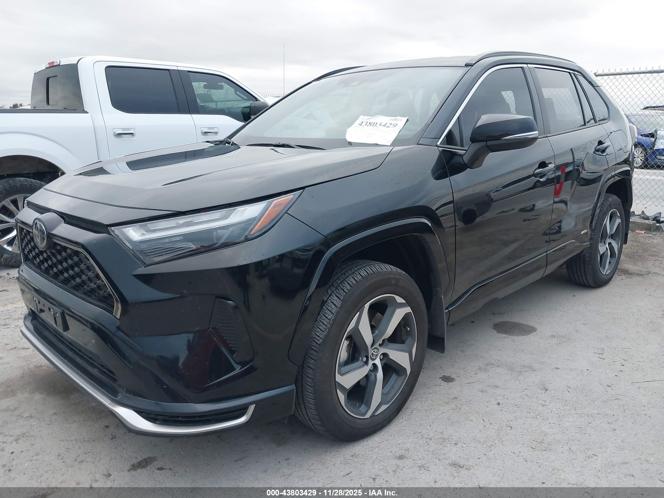 TOYOTA RAV4 image 2