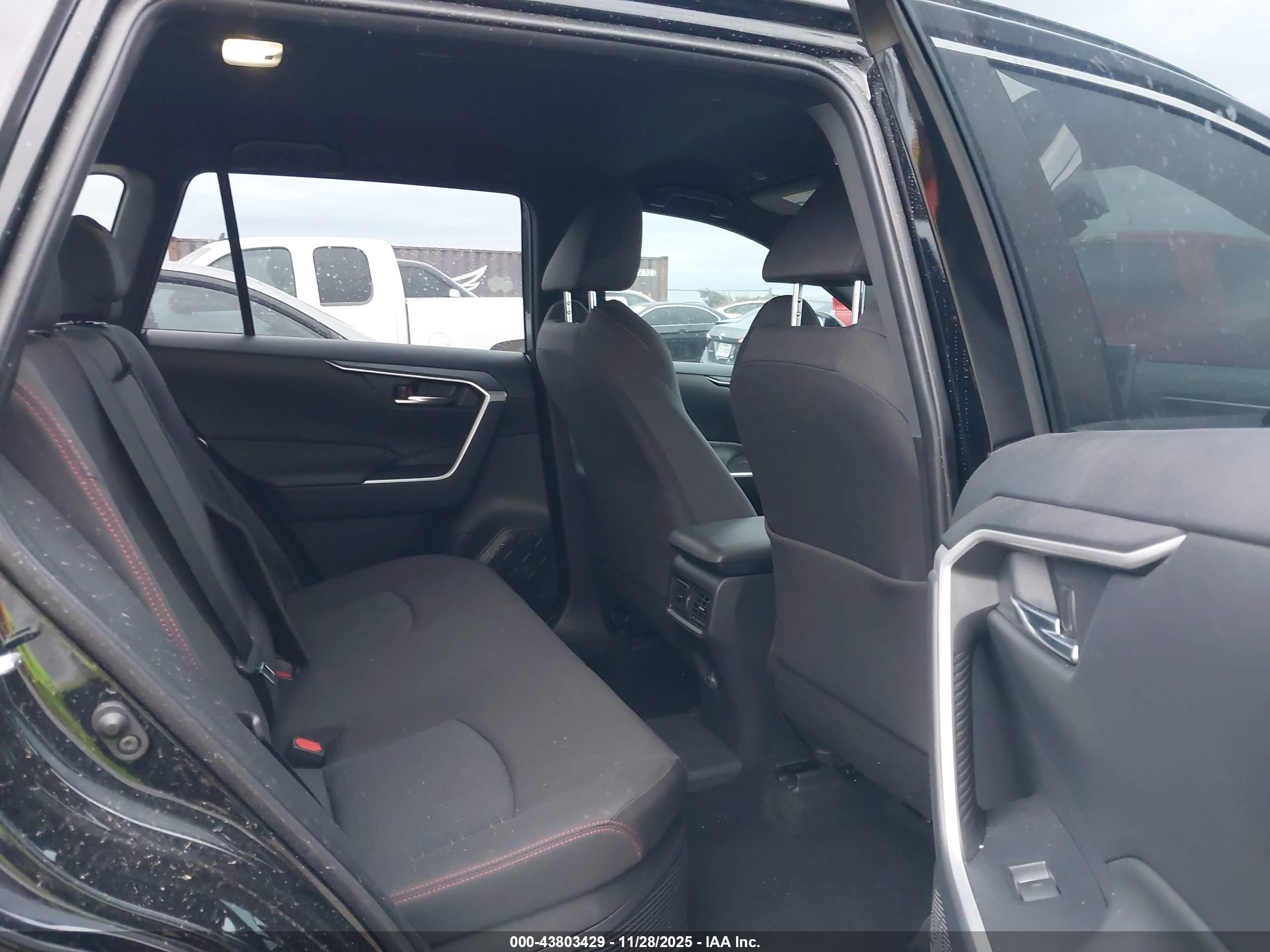 TOYOTA RAV4 image 8