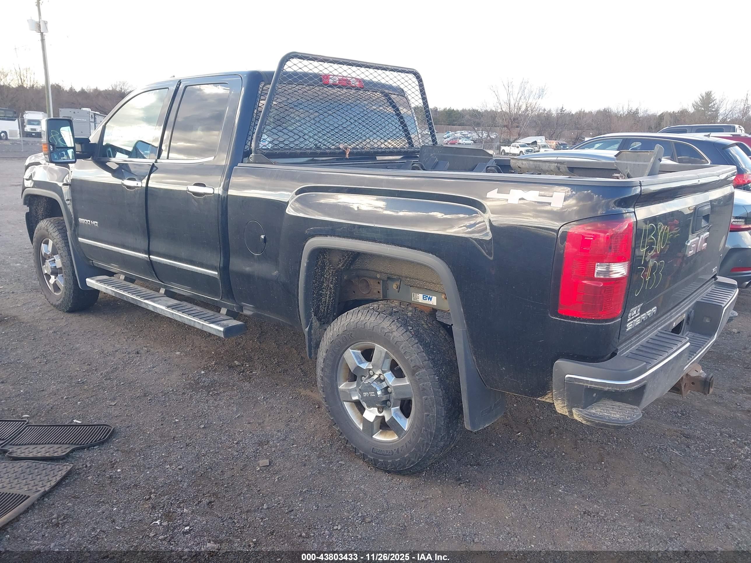 GMC SIERRA image 3