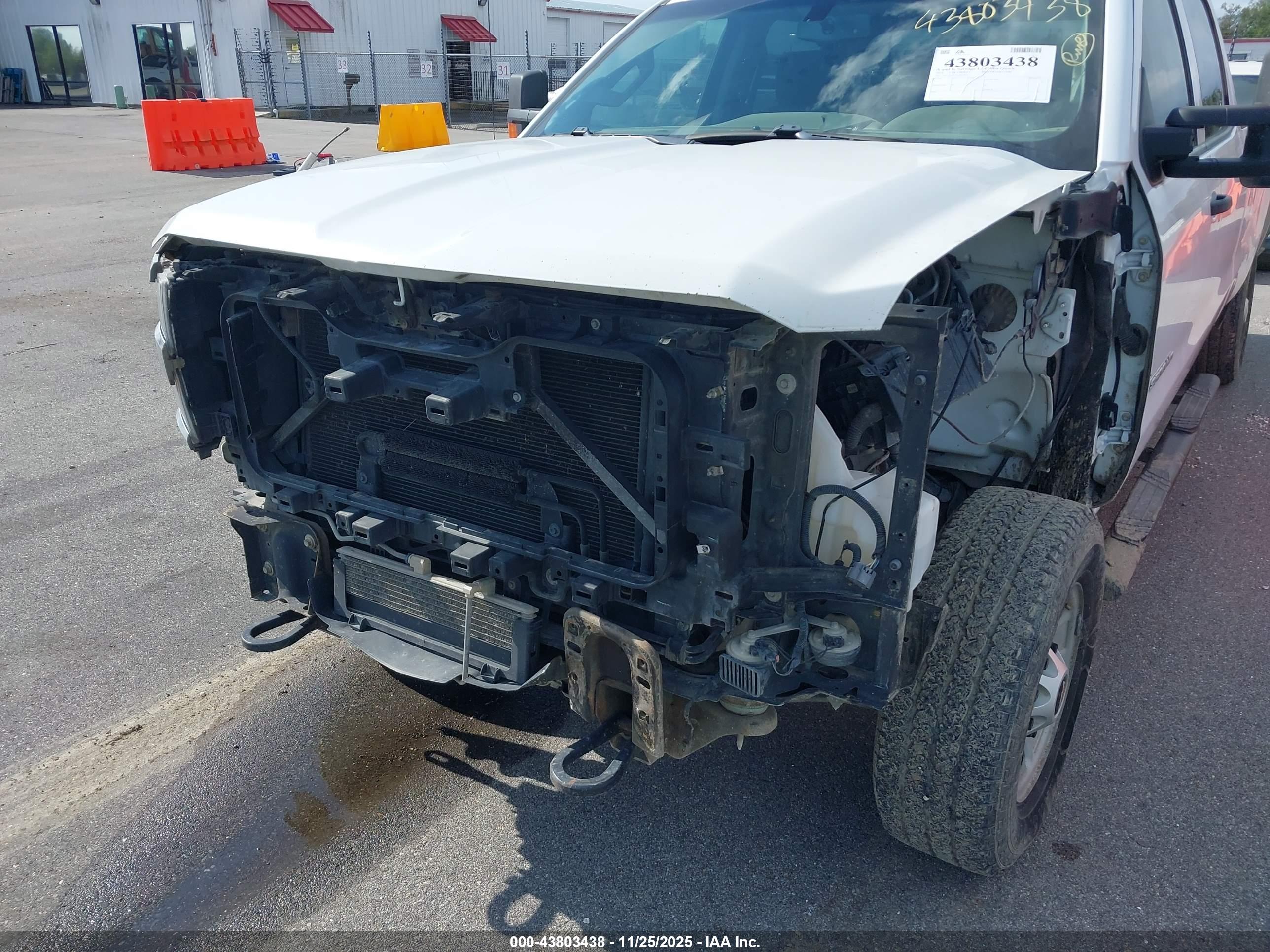 CHEVROLET SILVERADO image 6