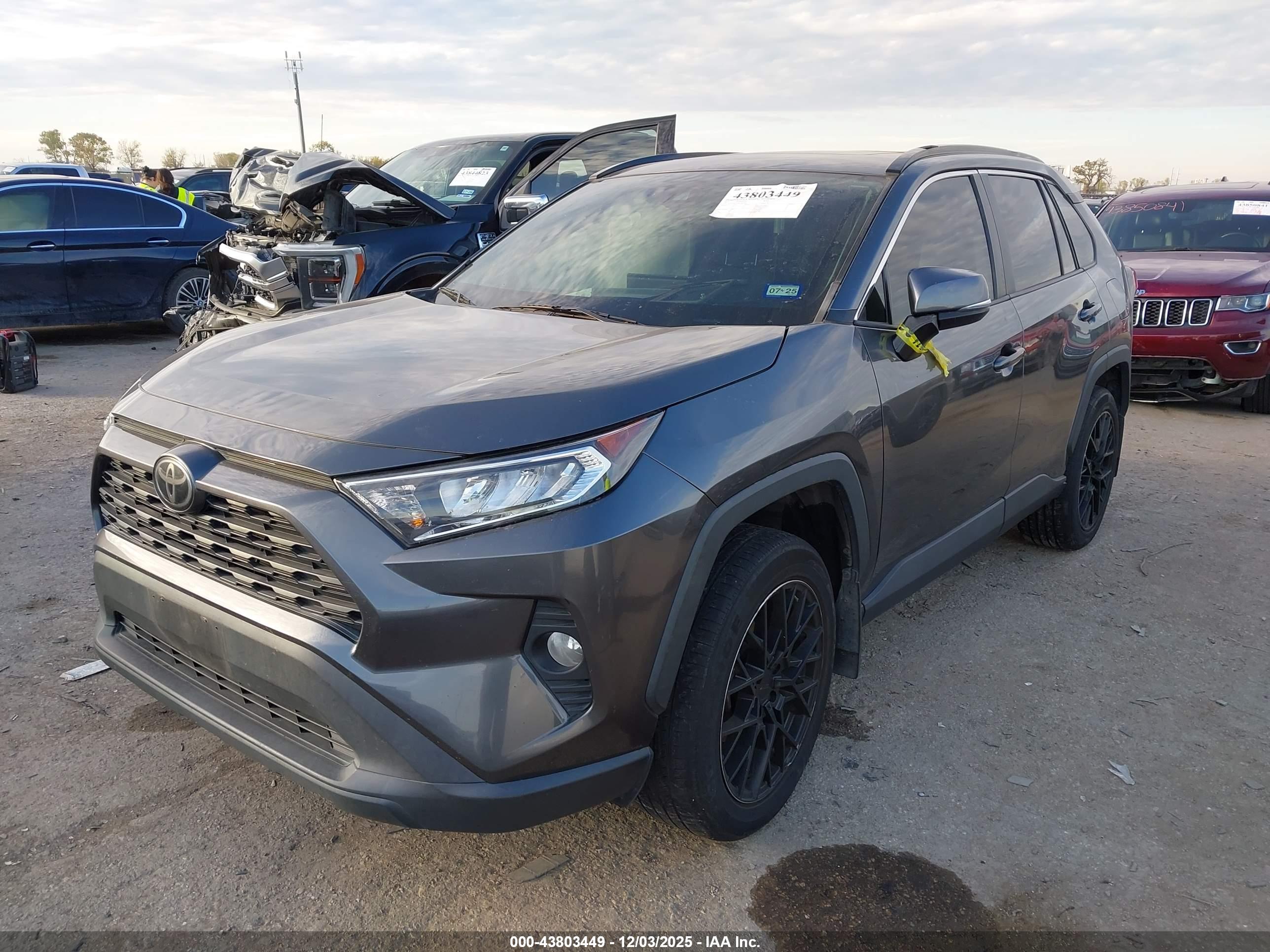 TOYOTA RAV4 image 2