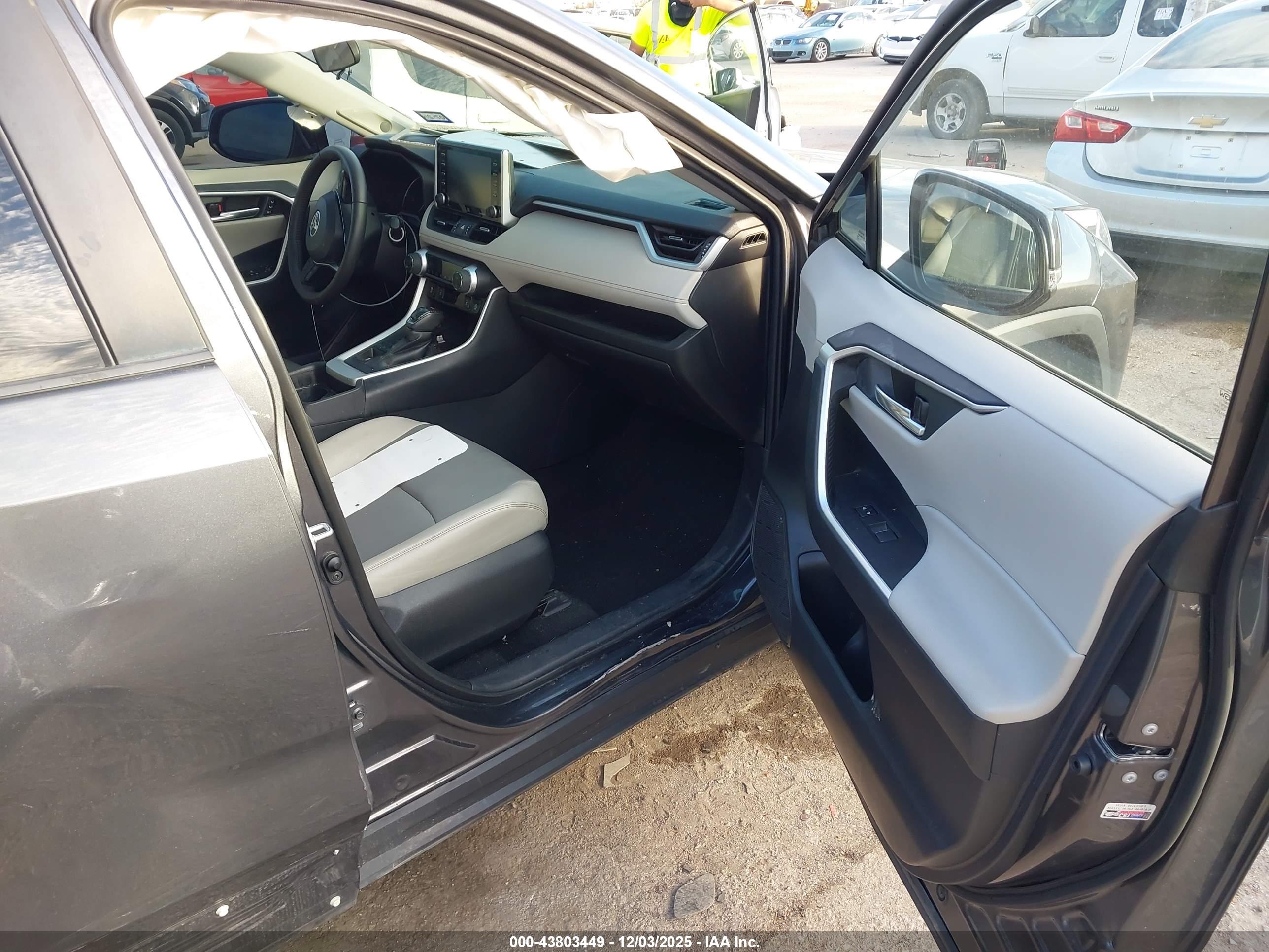 TOYOTA RAV4 image 5