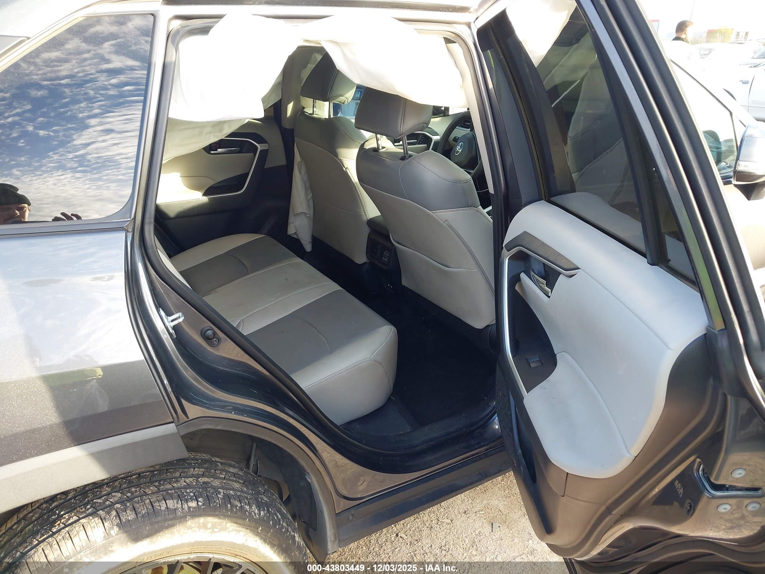TOYOTA RAV4 image 8