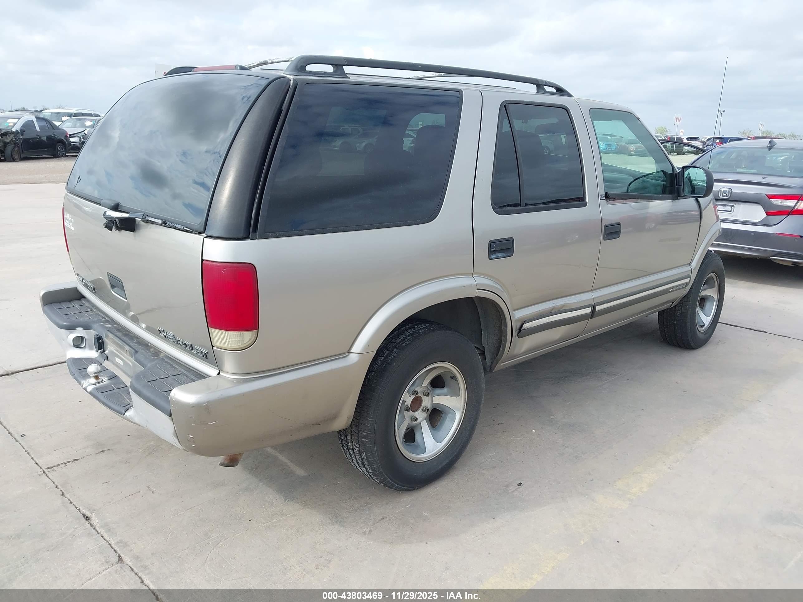 CHEVROLET BLAZER image 4