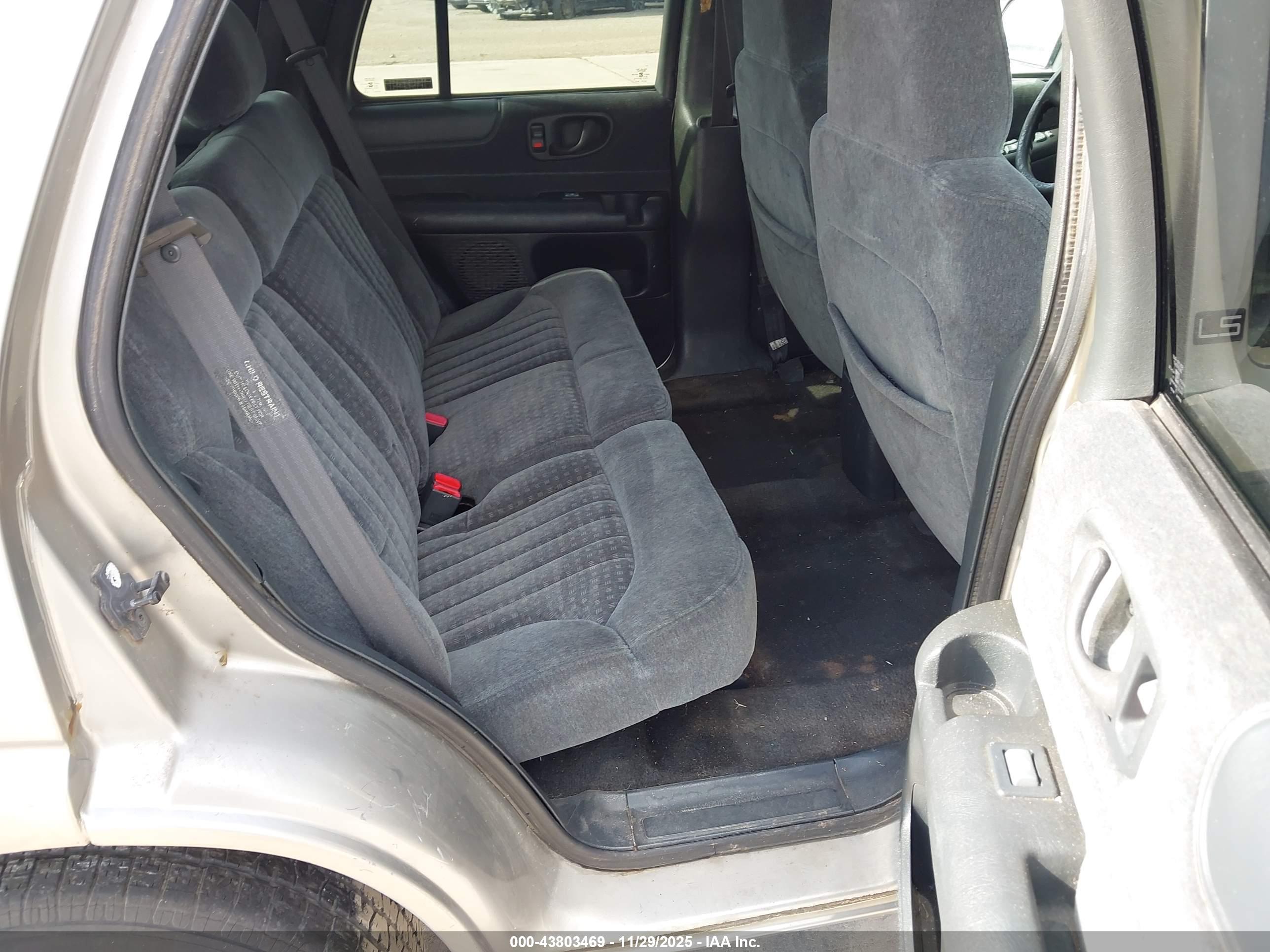 CHEVROLET BLAZER image 8