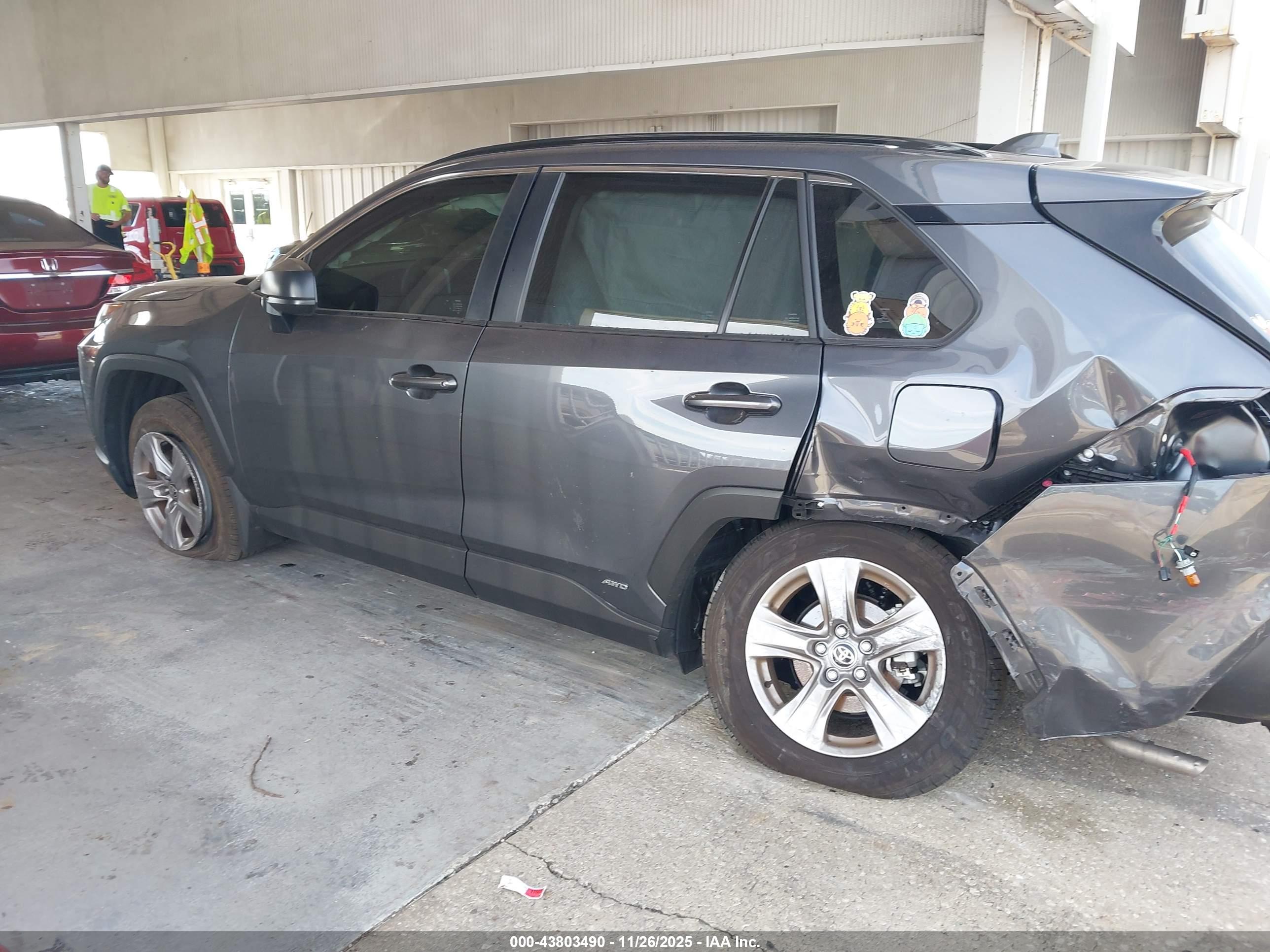 TOYOTA RAV4 image 6