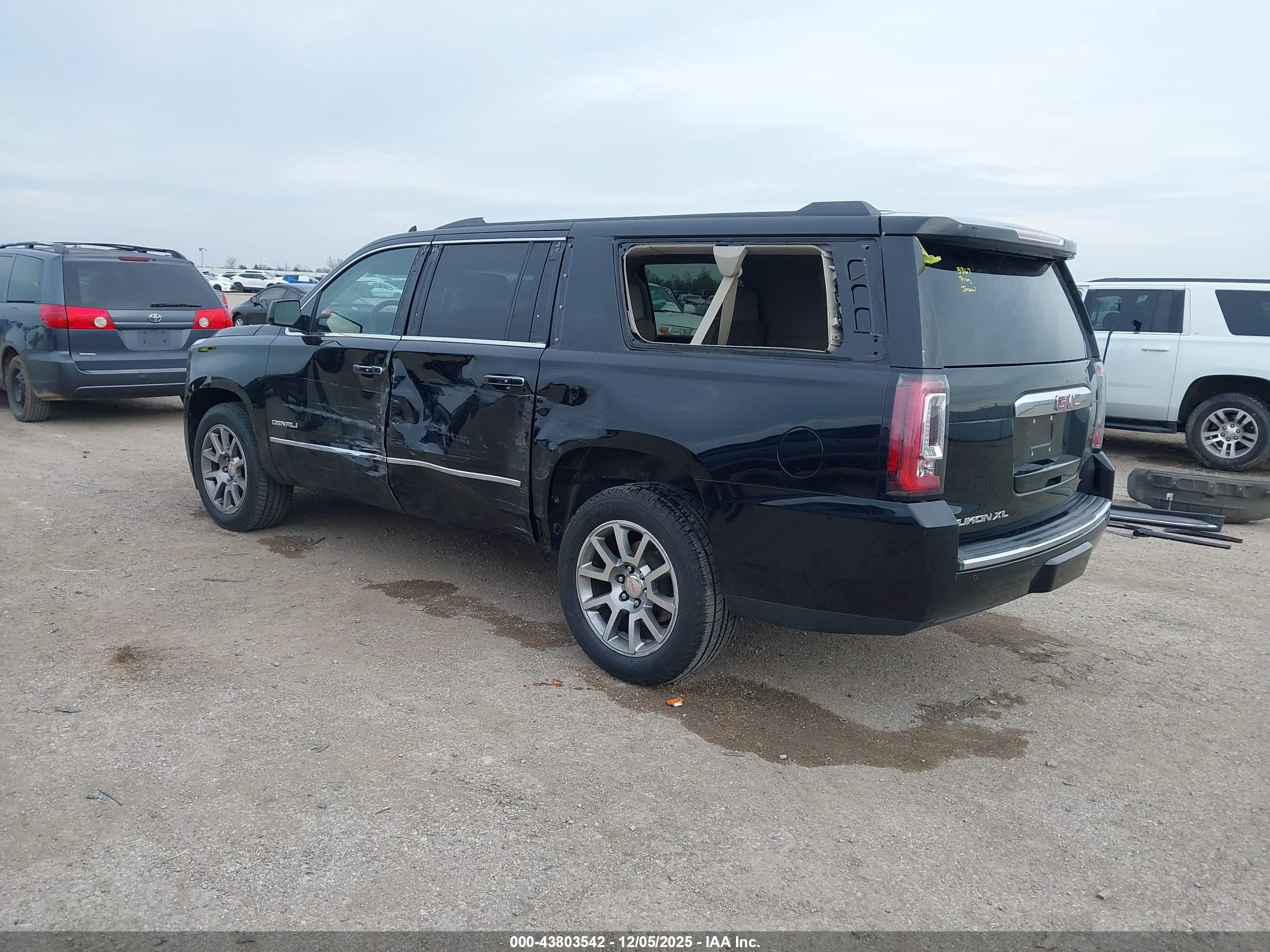GMC YUKON image 3