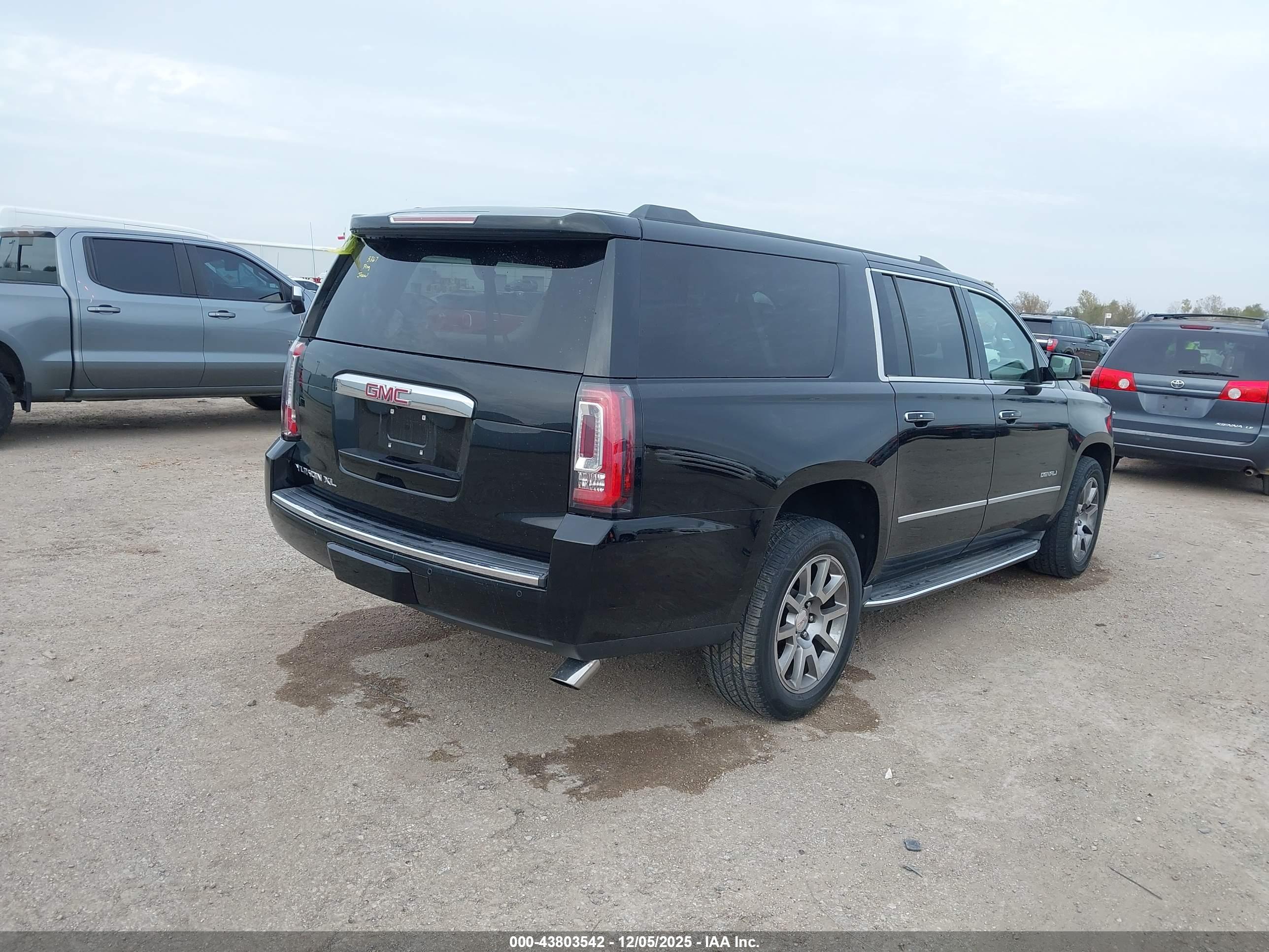 GMC YUKON image 4