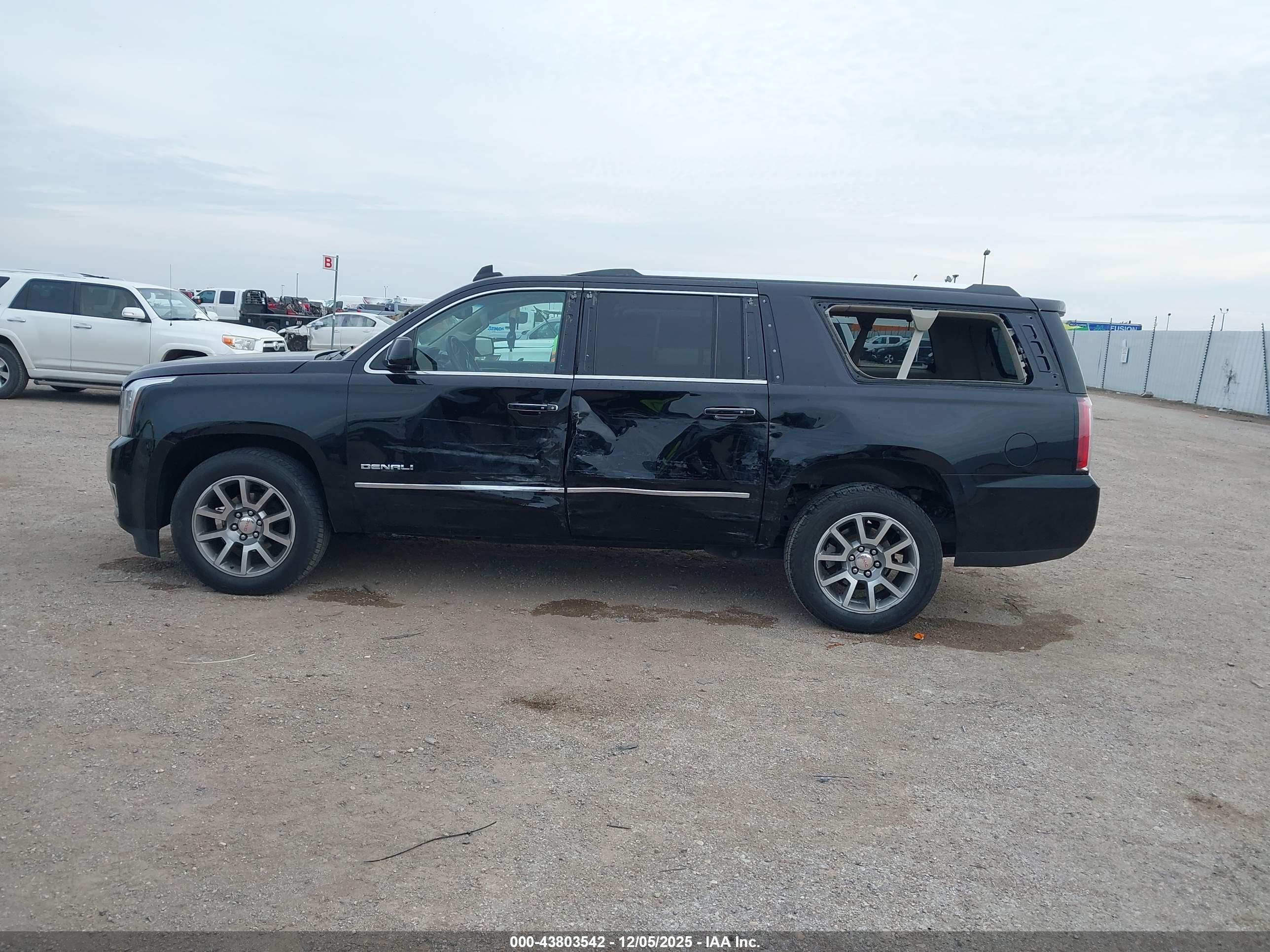 GMC YUKON image 6