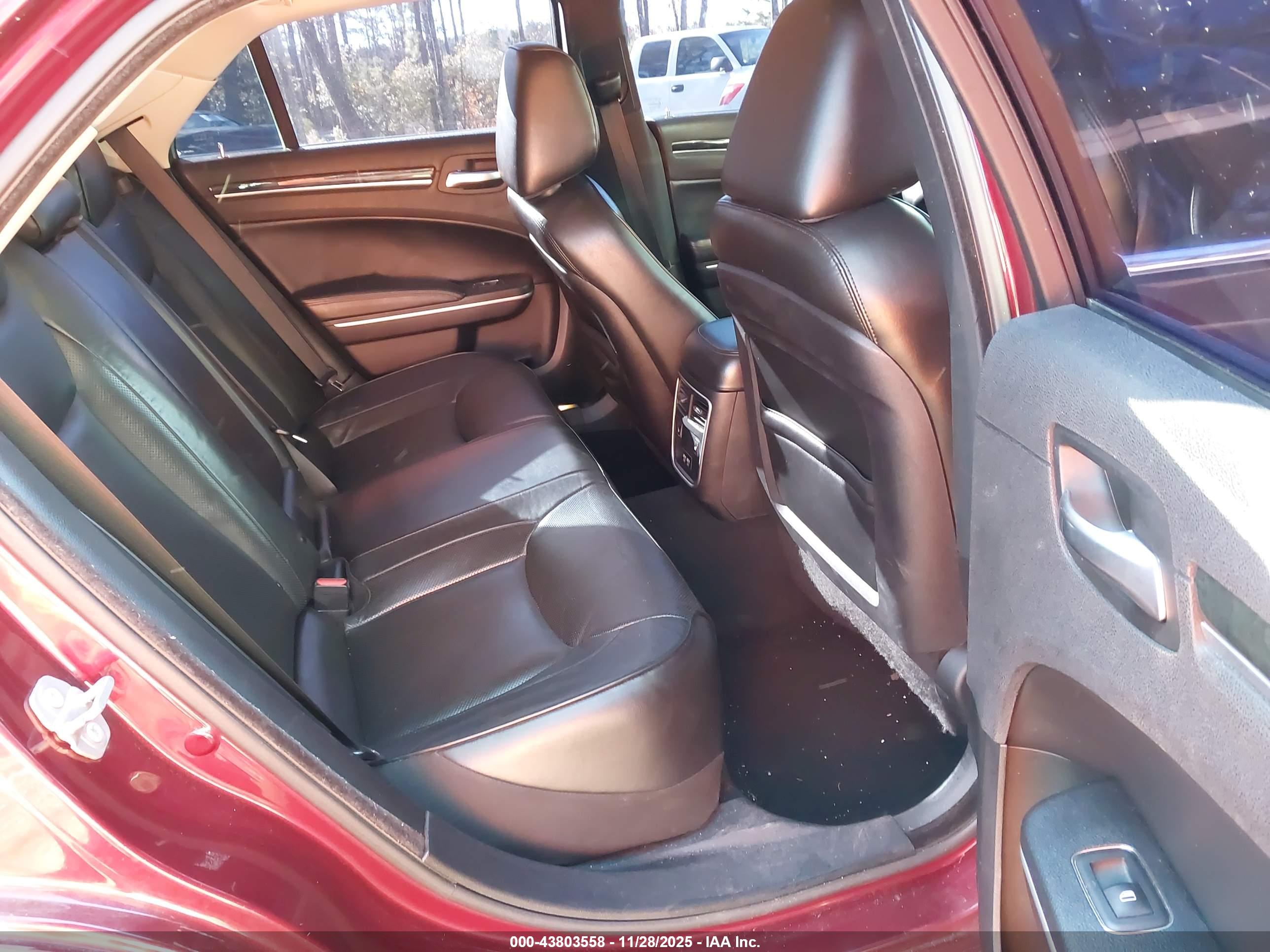 CHRYSLER 300 image 8