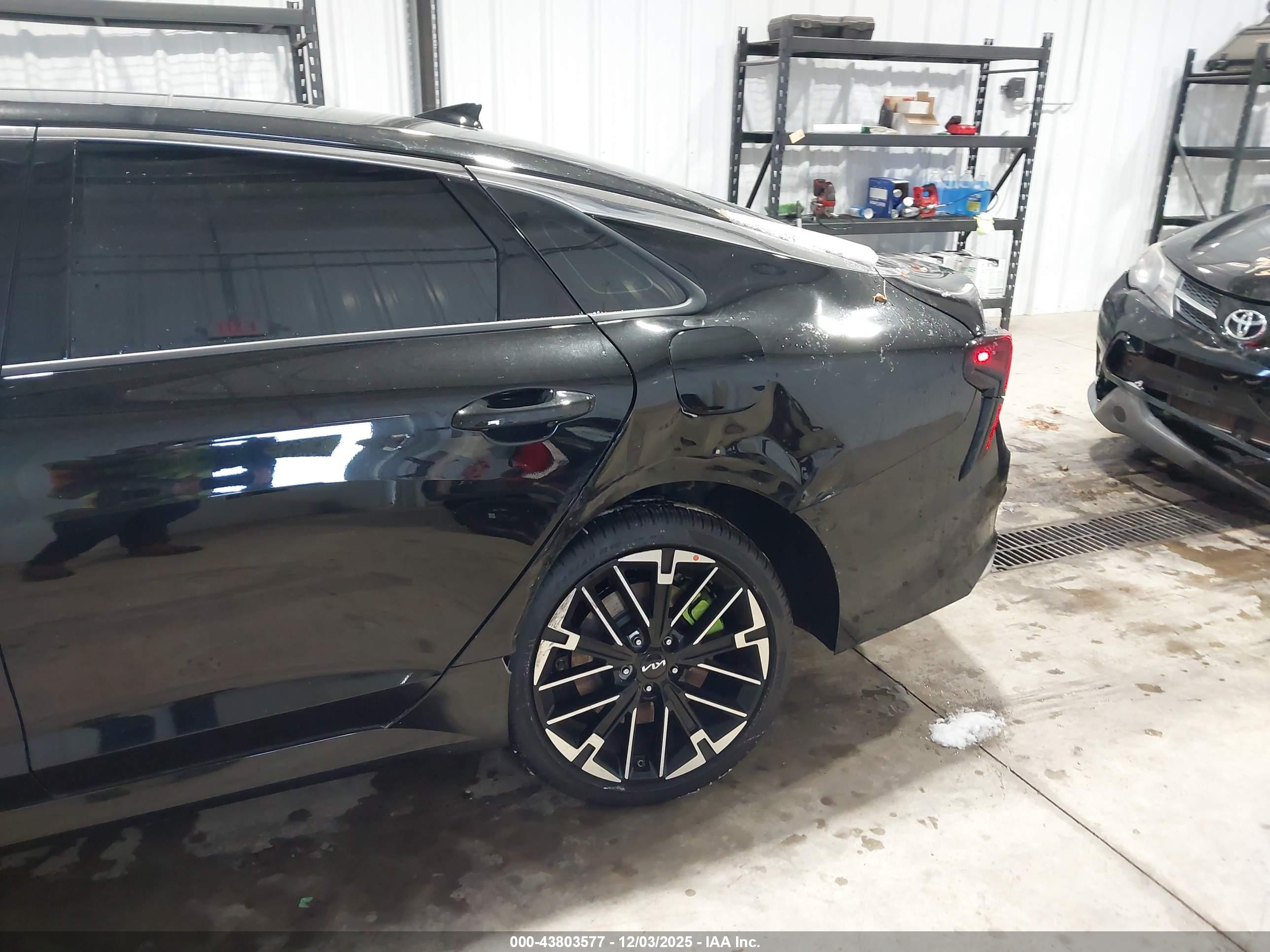 KIA K5 image 6