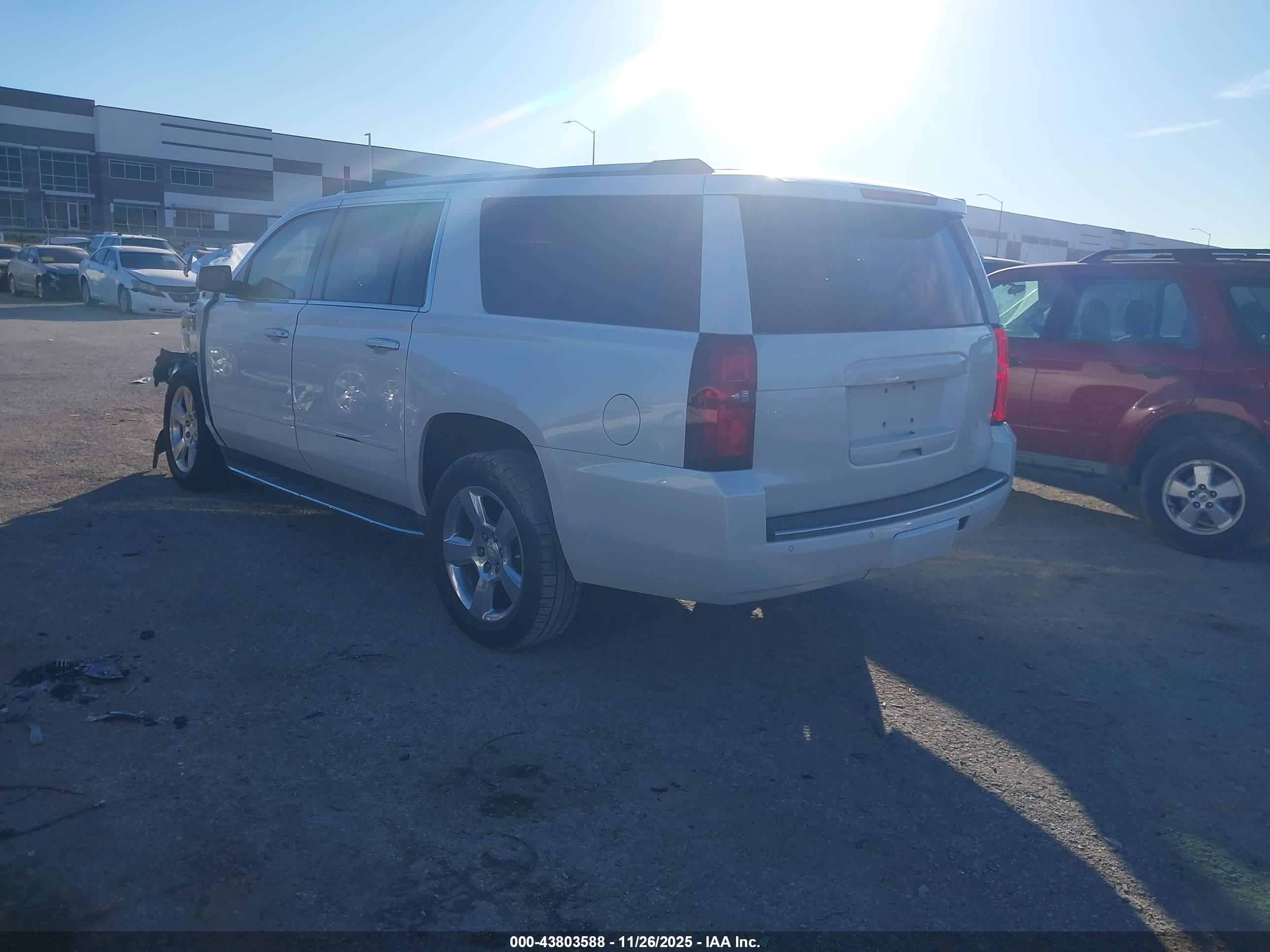 CHEVROLET SUBURBAN image 3