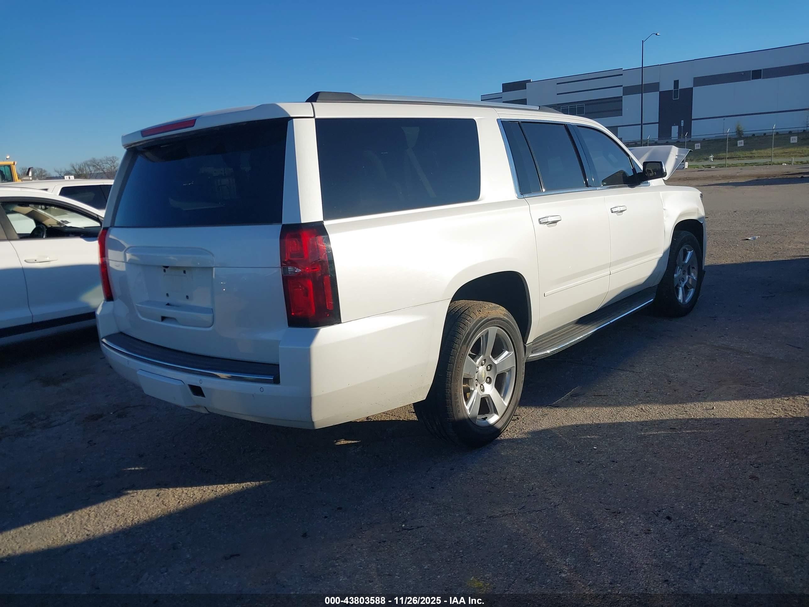CHEVROLET SUBURBAN image 4