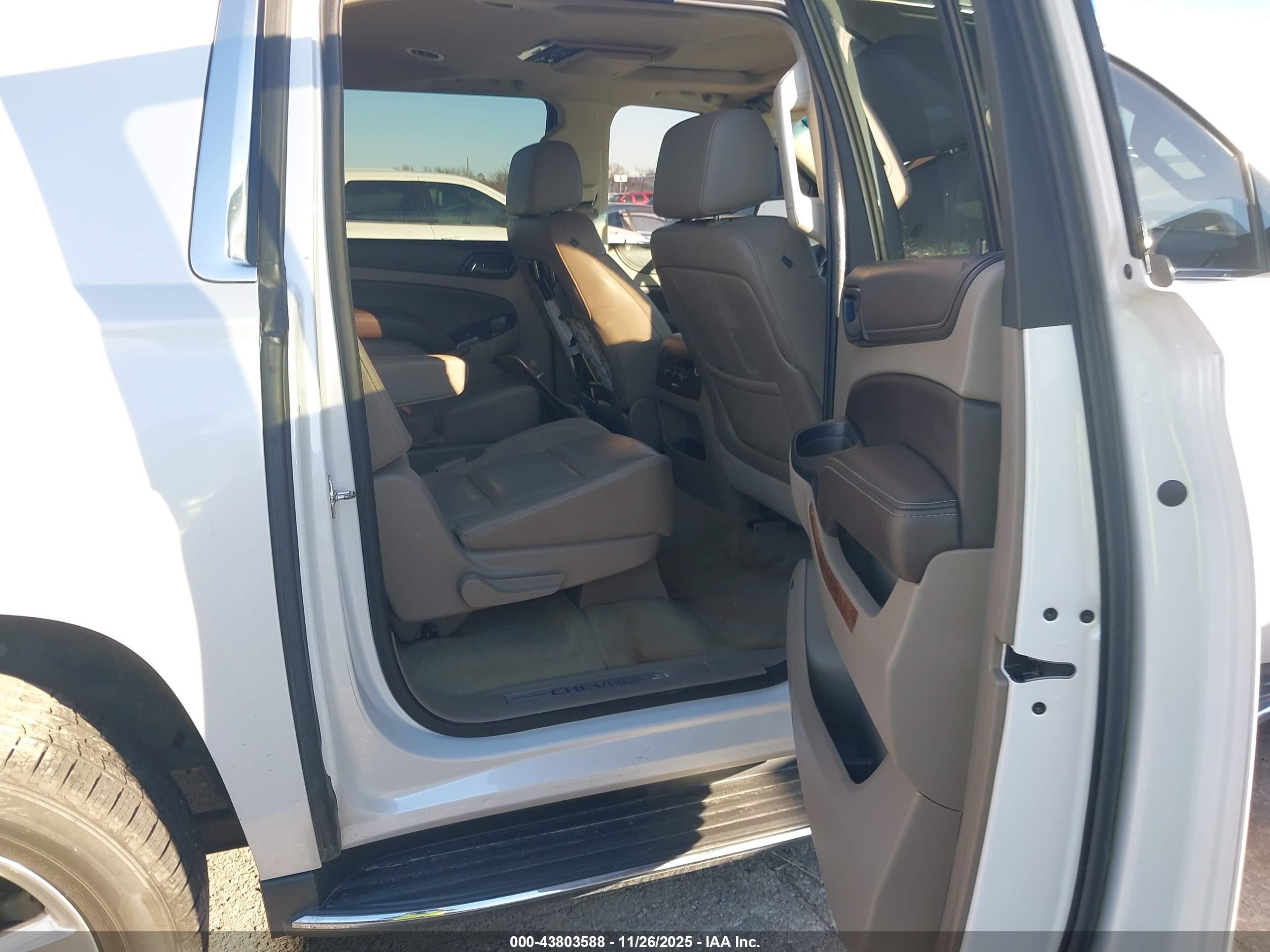 CHEVROLET SUBURBAN image 8